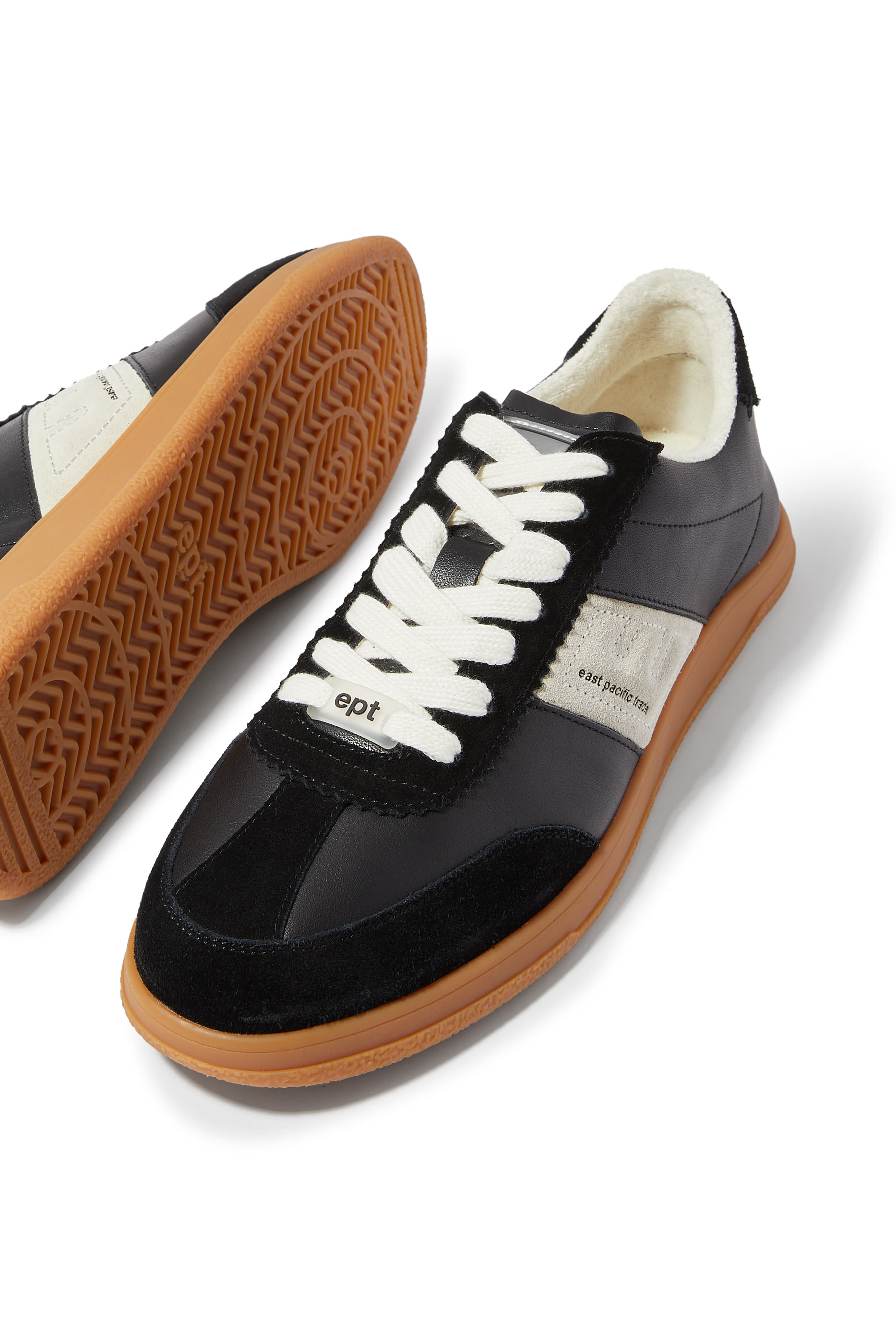 سنيكرز سانتوس