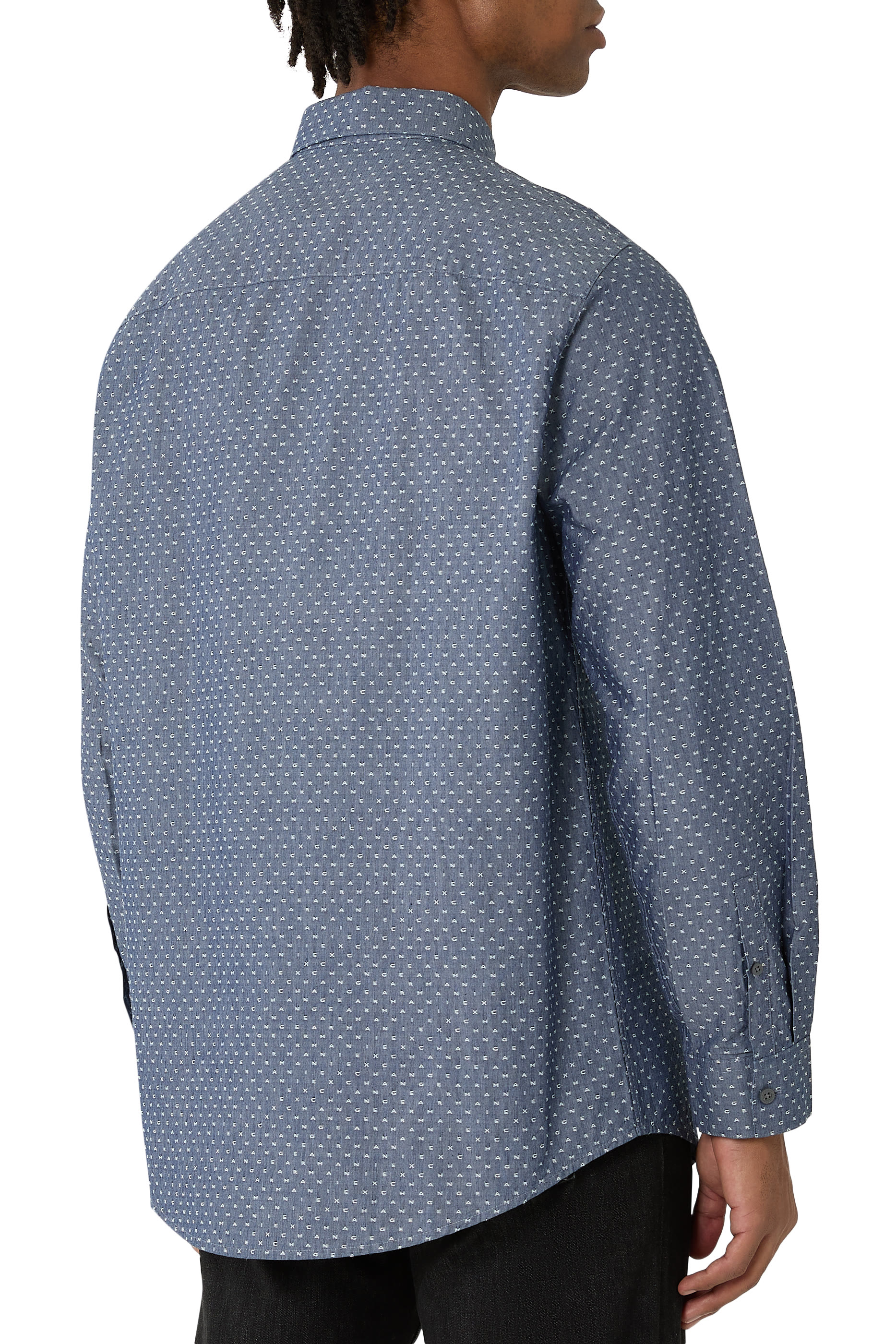 قميص بأكمام طويلة وشعار الماركة