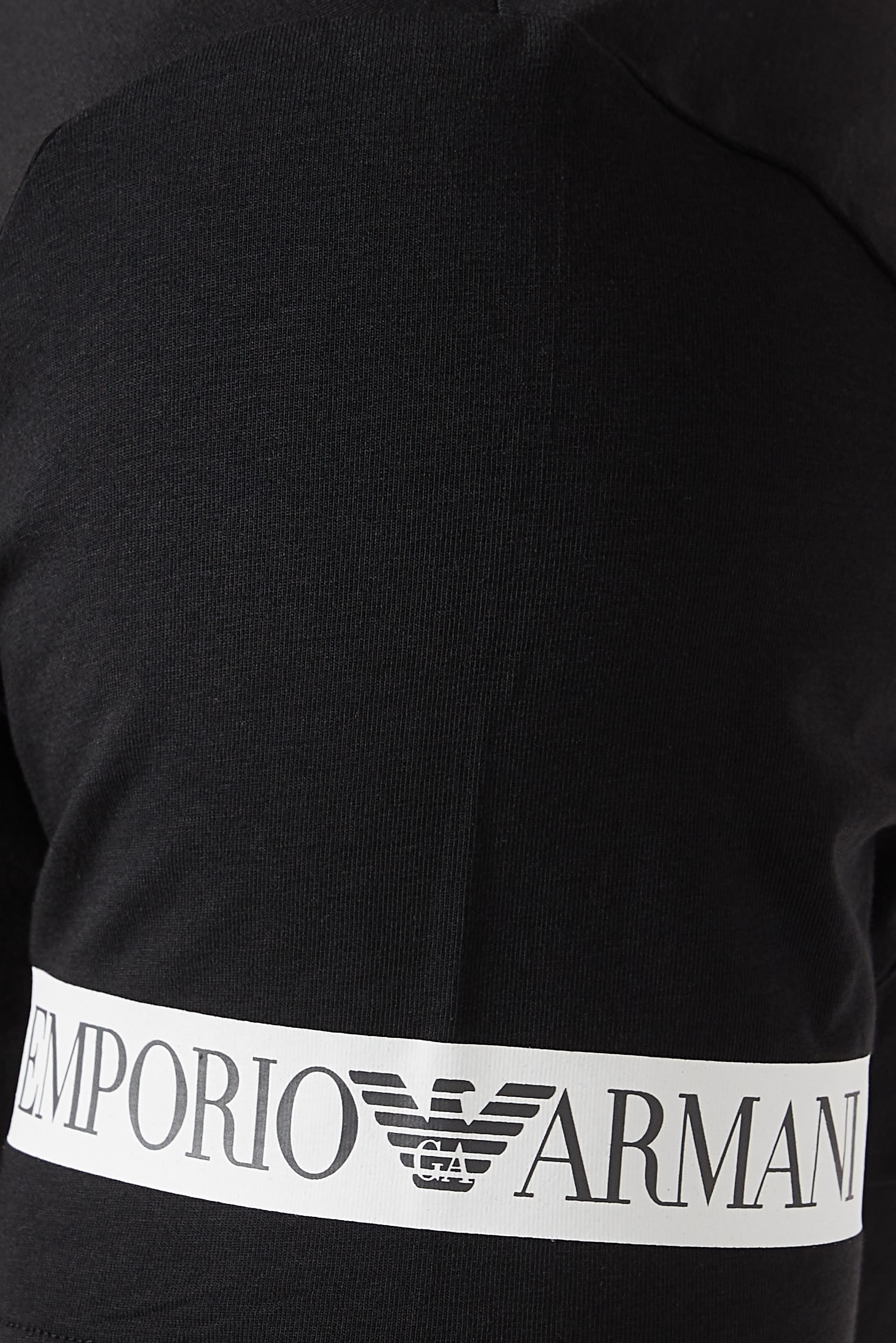 تيشيرت بياقة ضيقة