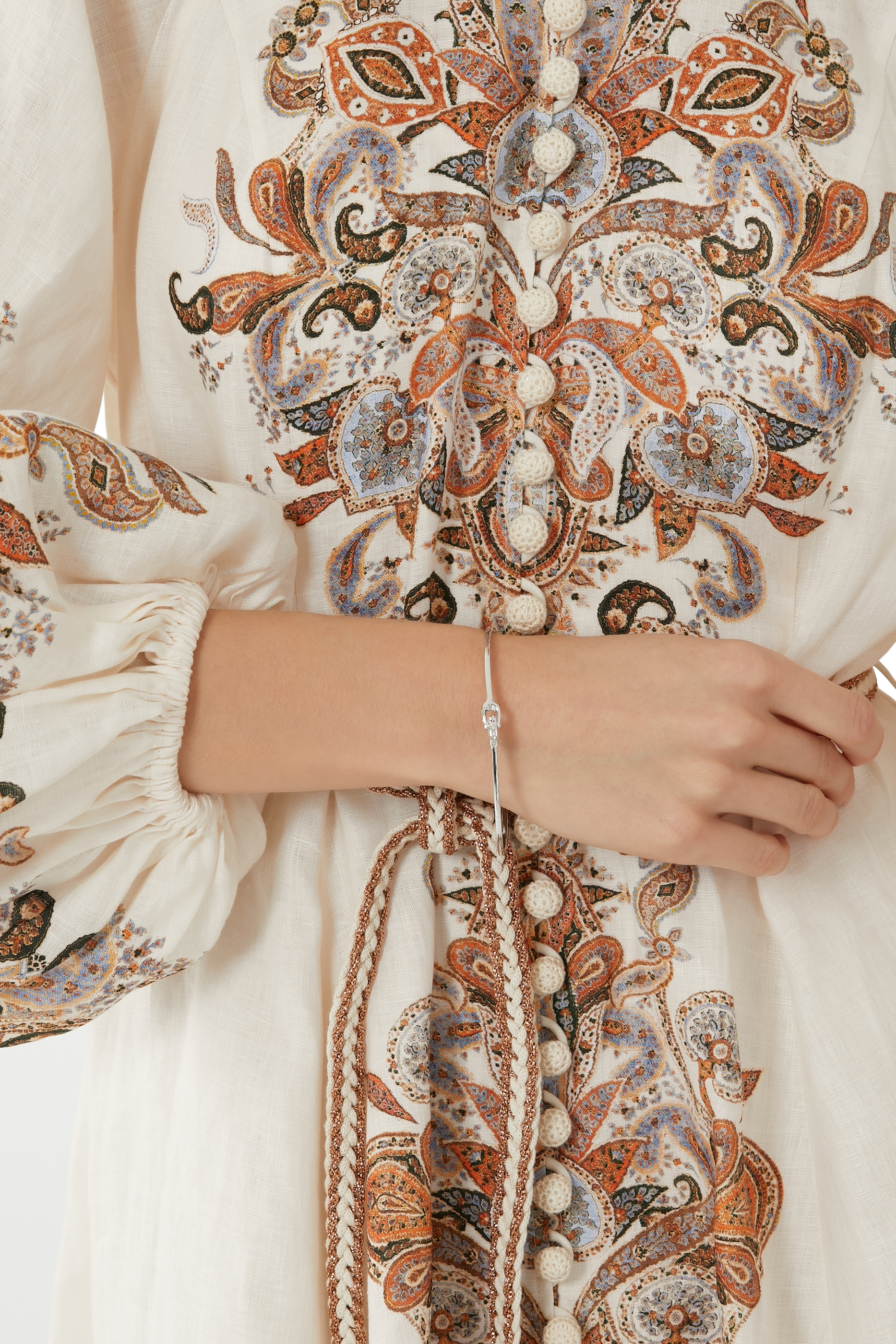 سوار بشعار الماركة بتصميم متداخل