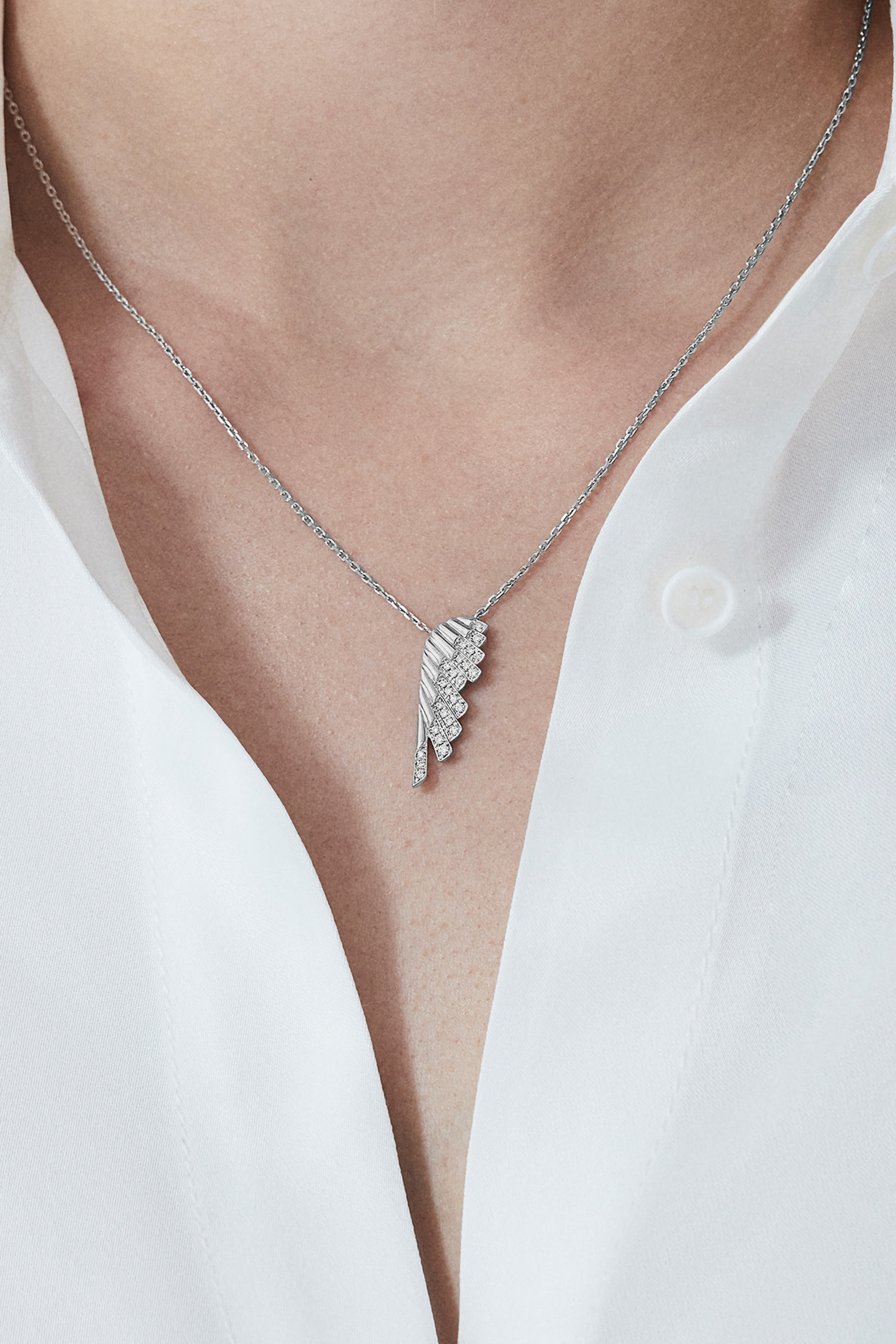 قلادة بدلاية بتصميم أجنحة مرصعة بالماس ذهب أبيض عيار 18