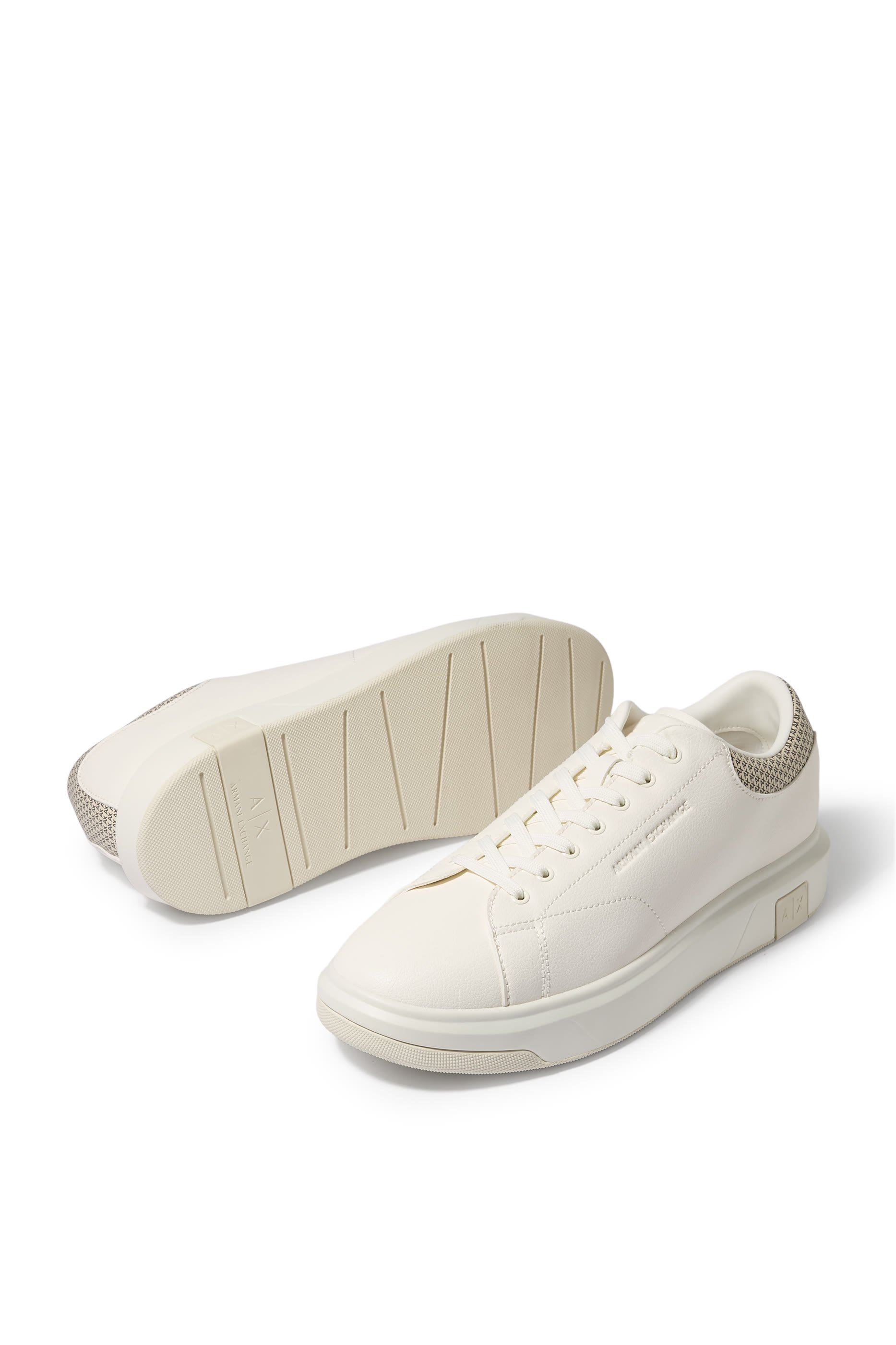 سنيكرز بشعار الماركة على الجانب