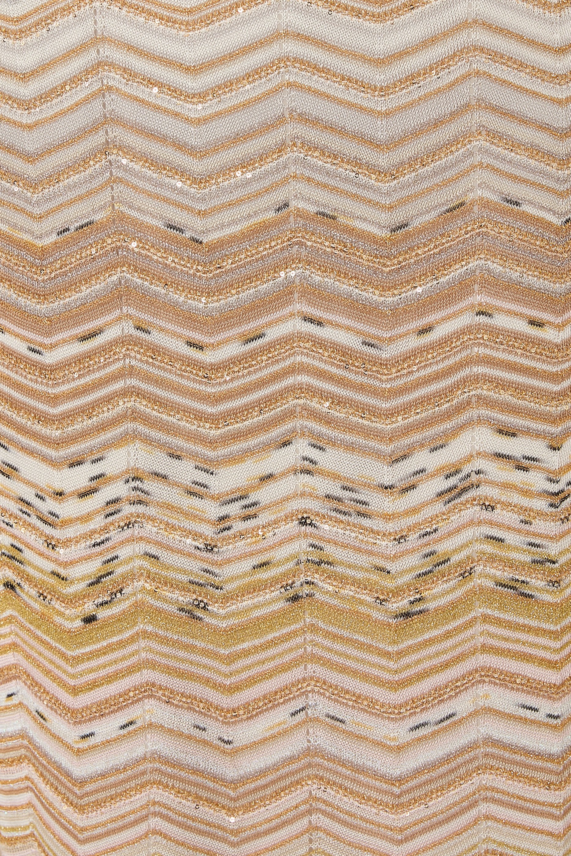 فستان طويل بكتف مكشوف بنمط شيفرون مزين بترتر