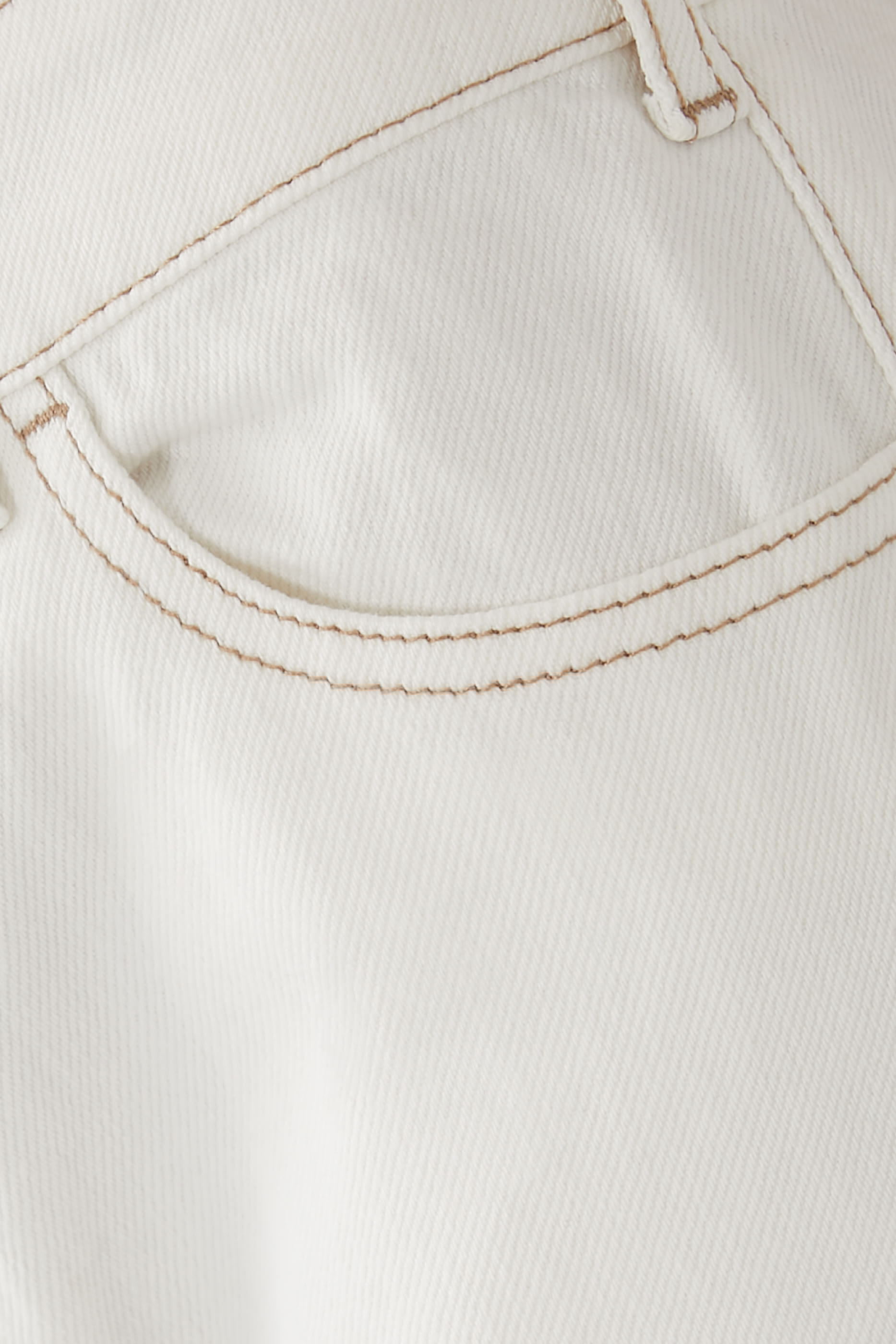 بنطال جينز بقصة ساق واسعة