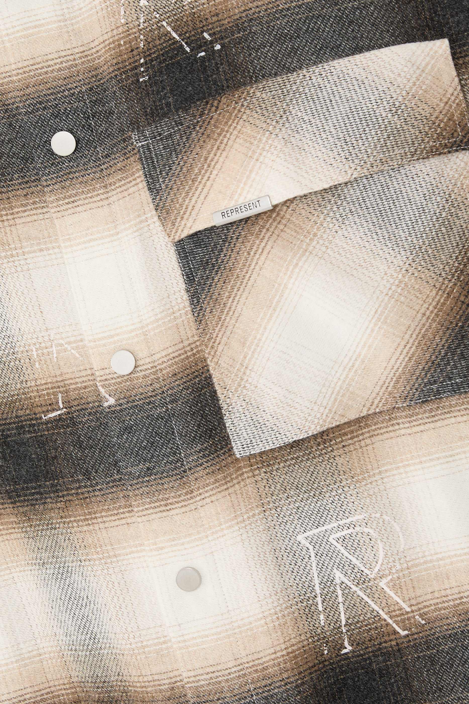 قميص فلانيل مزين كليا بنقشة حرف شعار الماركة