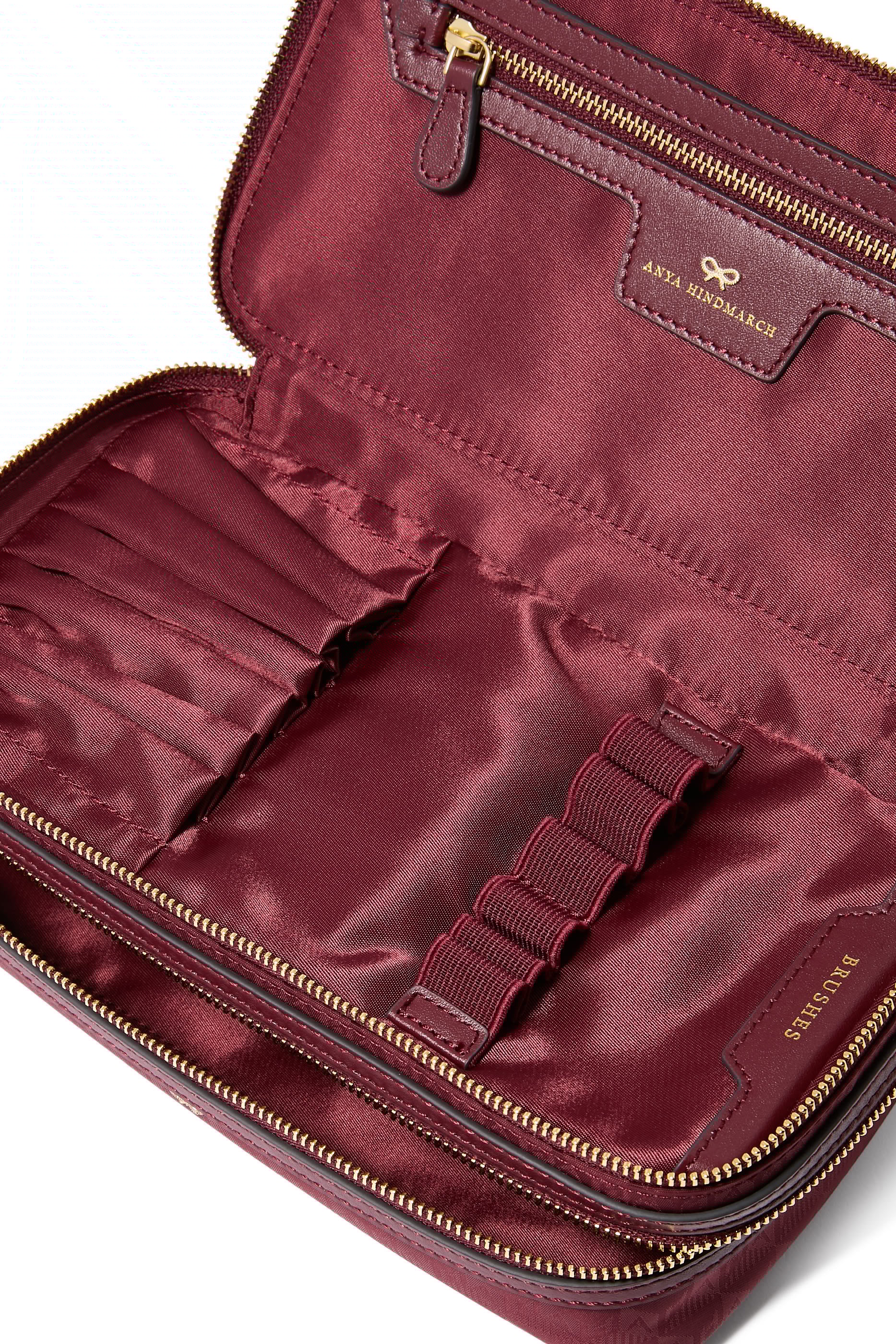 حقيبة مستحضرات تجميل بشعار الماركة