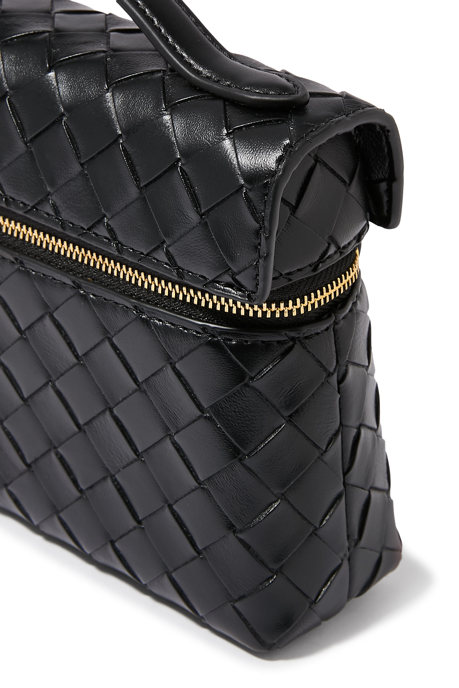 حقيبة ثيا بتصميم متموج بارزة الملمس بيد علوية