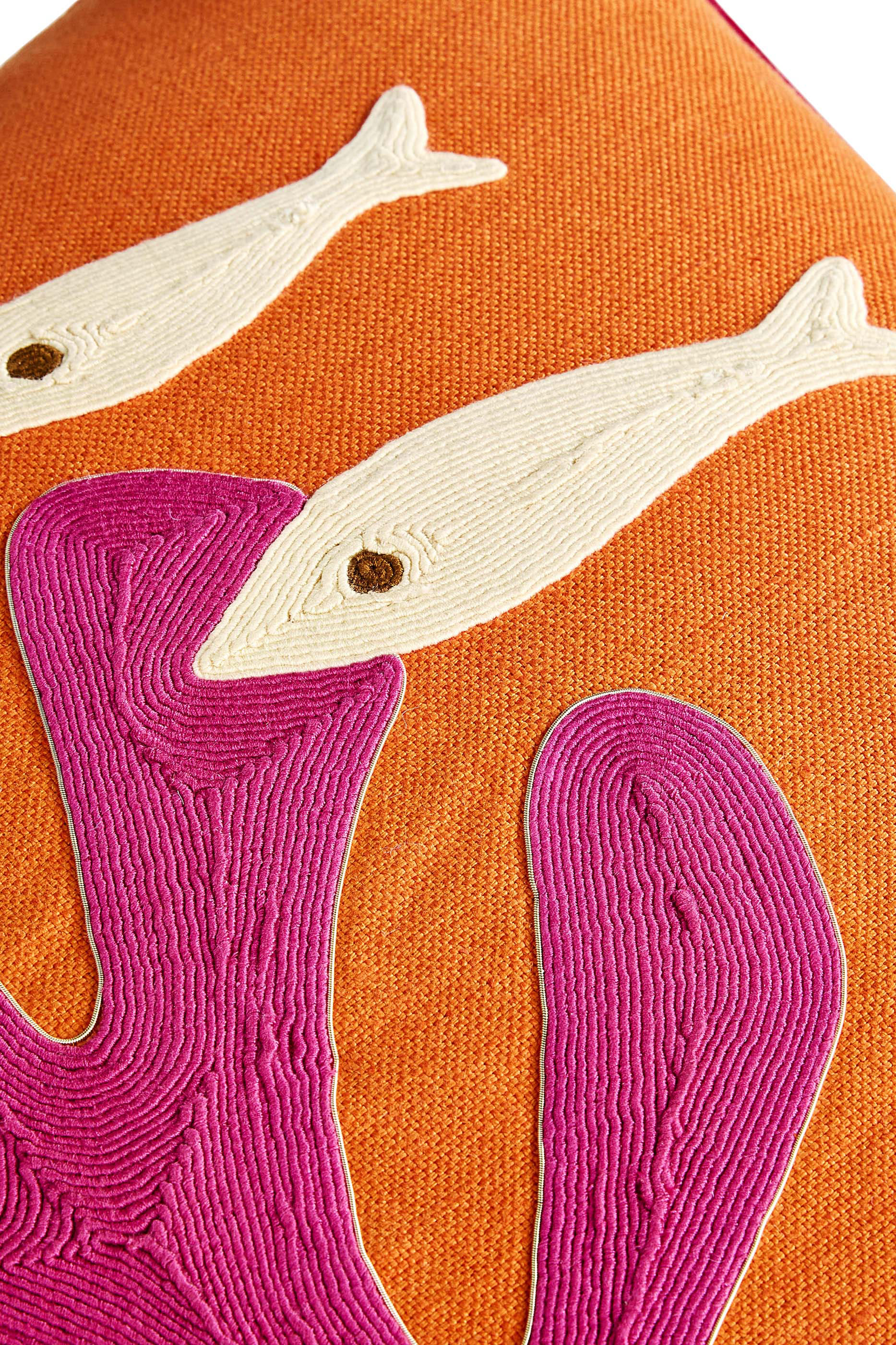 وسادة بلايا مزينة بمرجان بتطريز بنمط حبل