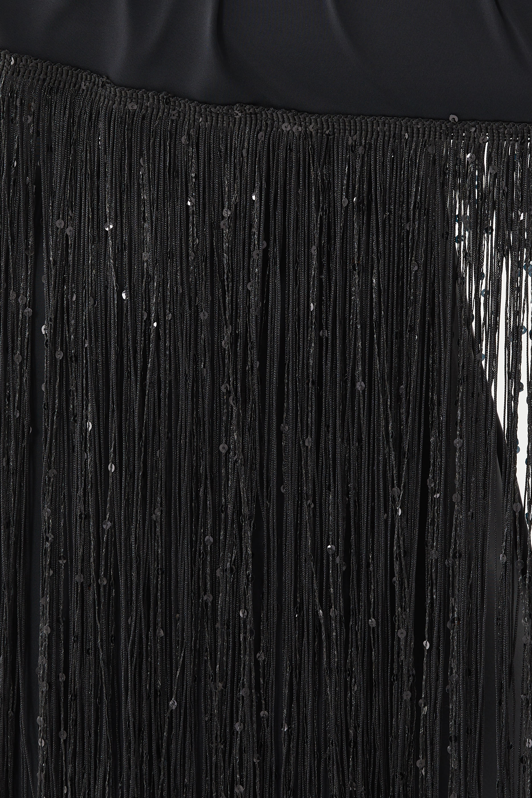 فستان بأكمام طويلة بشرابات مطرزة بالترتر