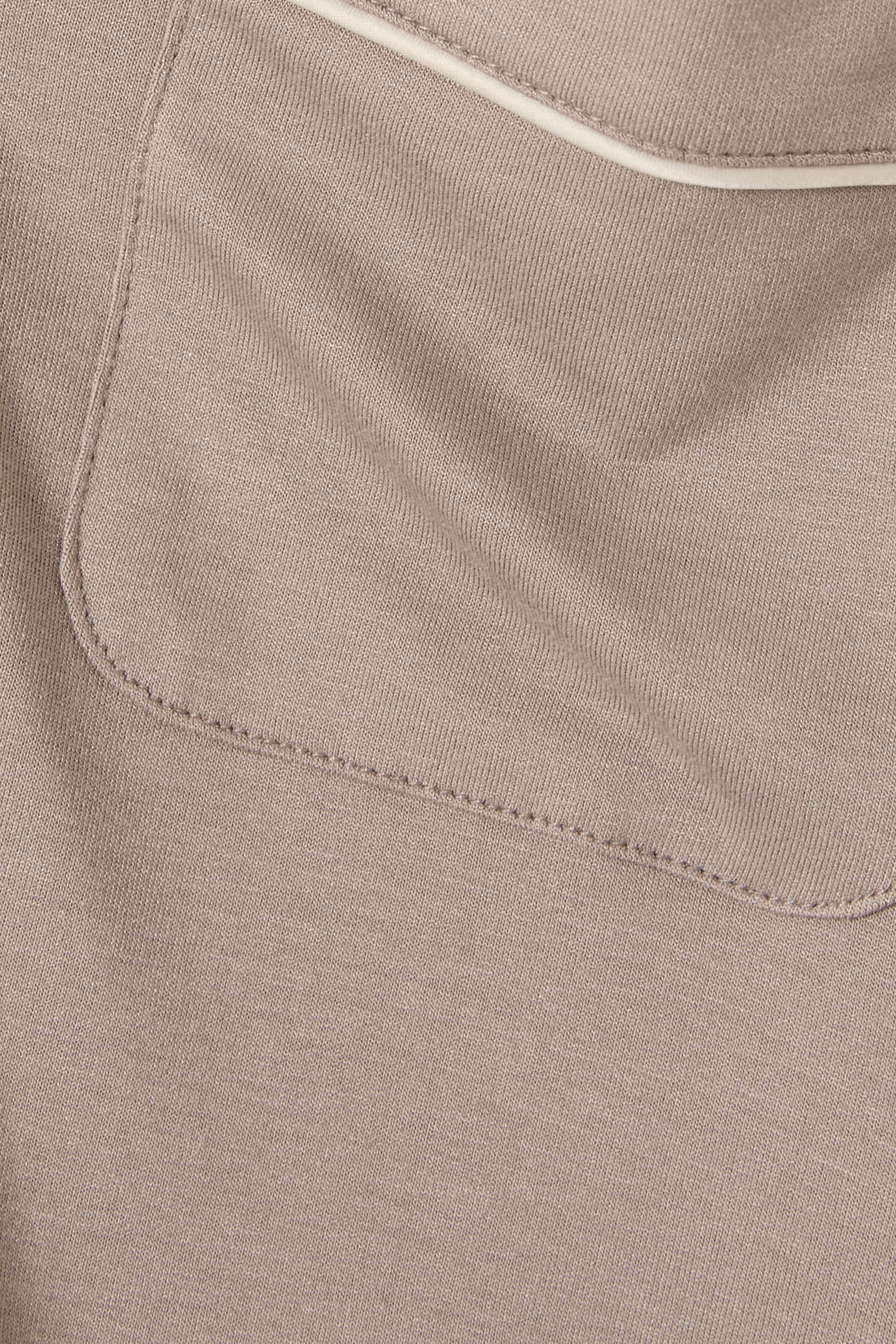 طقم بيجامة كلاسيكية بتفاصيل بارزة جيرسيه