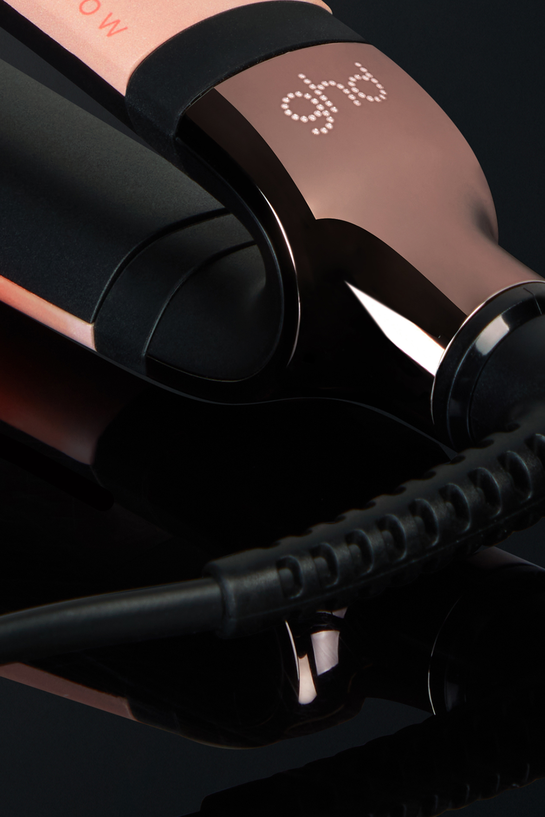 مكواة فرد الشعر بلاتينوم+ من التشكيلة الوردية