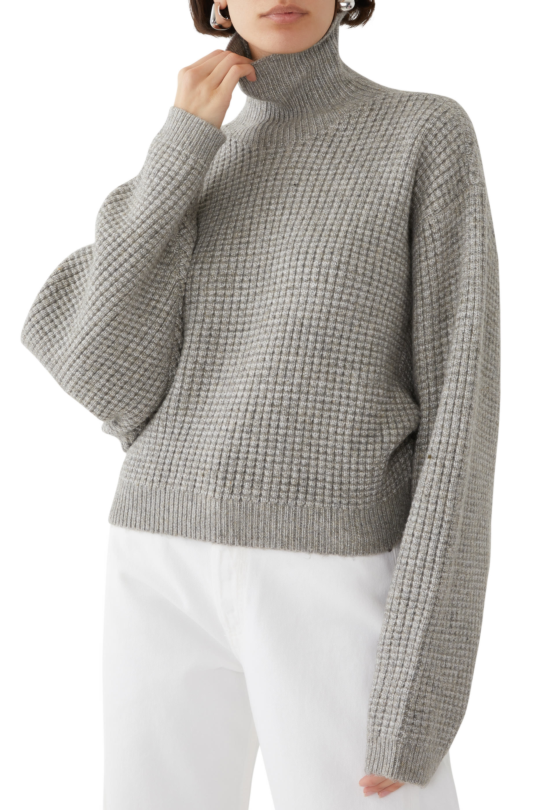 كنزة هيفي وفل قصيرة بياقة عالية