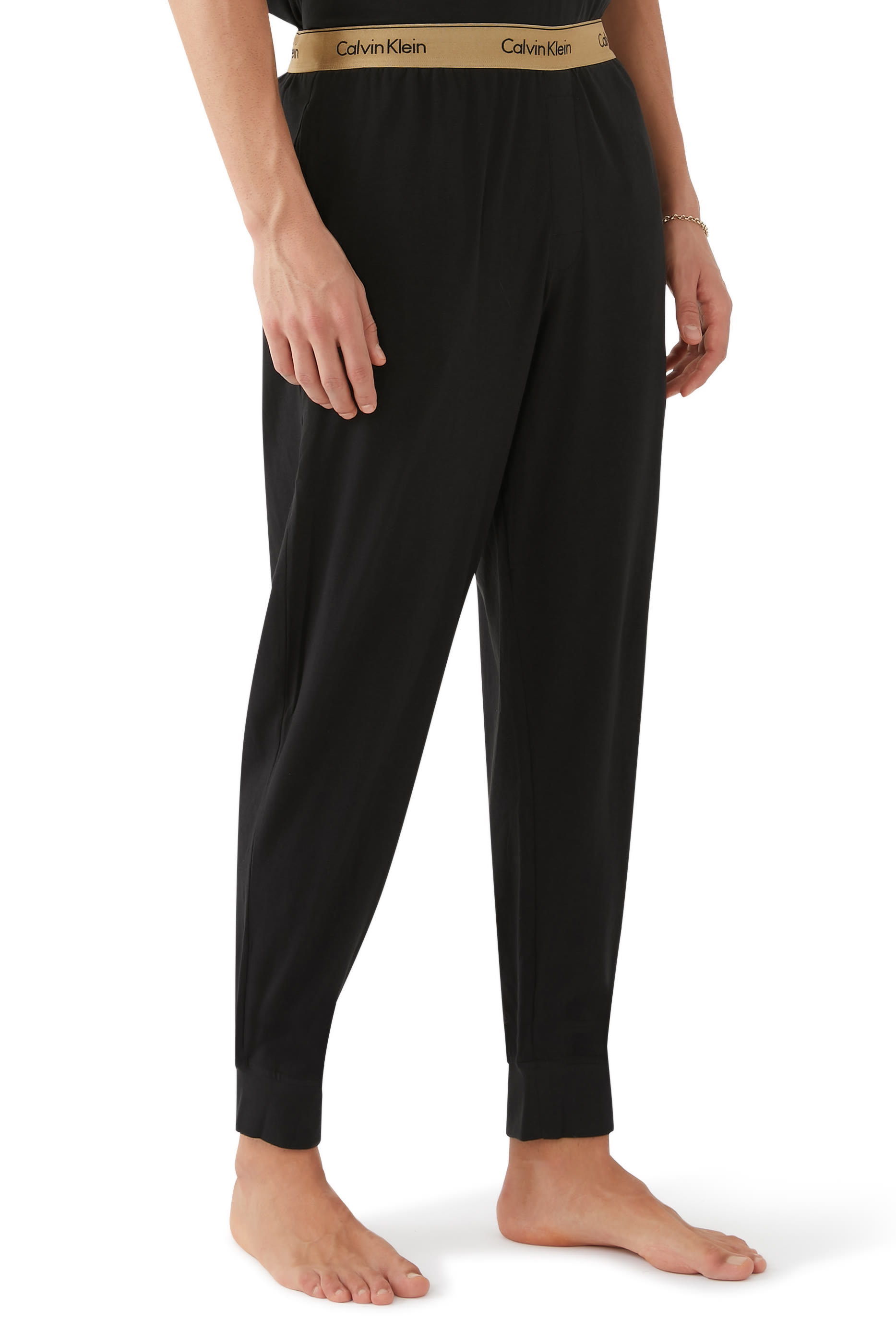 طقم رياضي بأكمام قصيرة