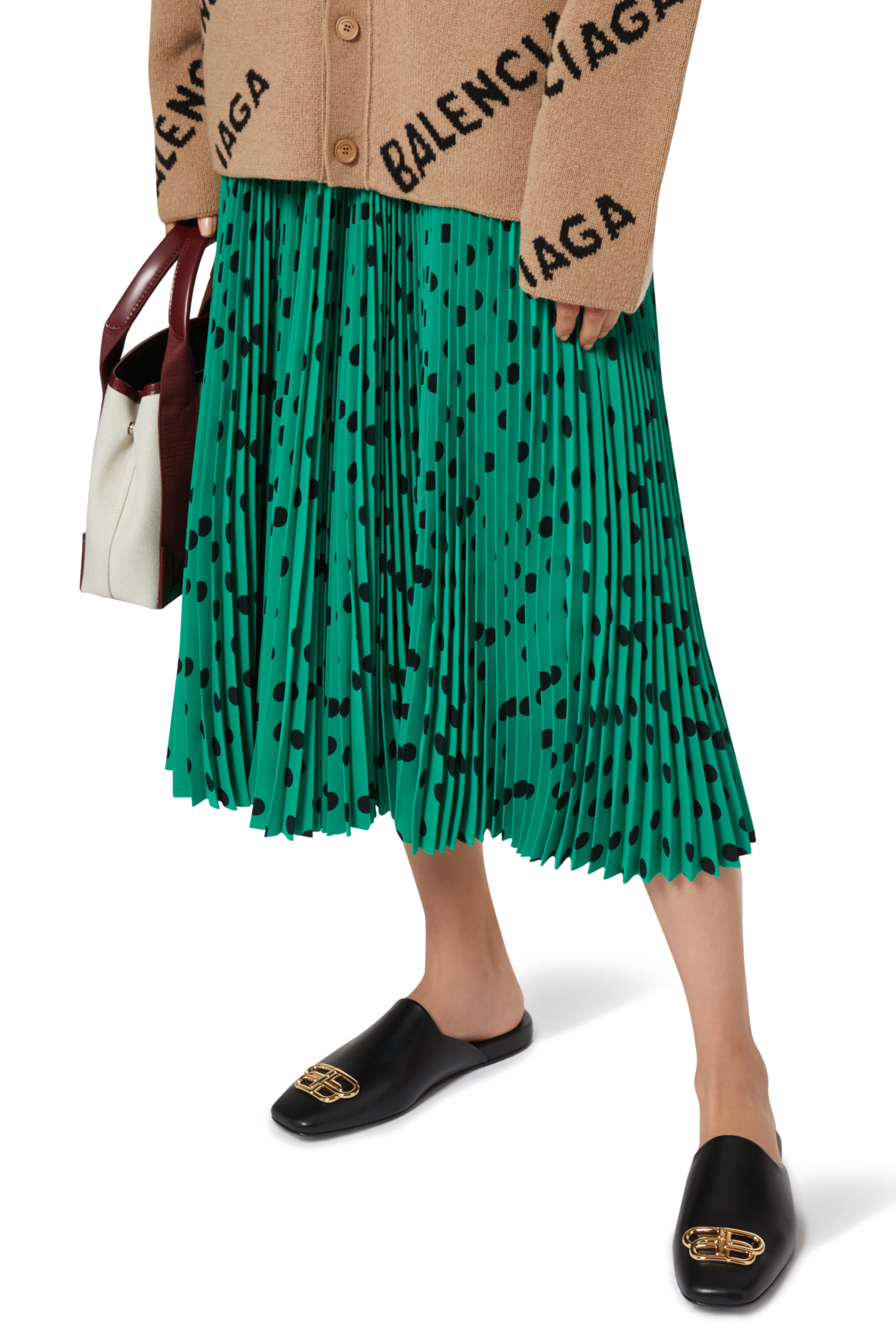 حذاء مريح مفتوح من الخلف بشعار حرفي الماركة