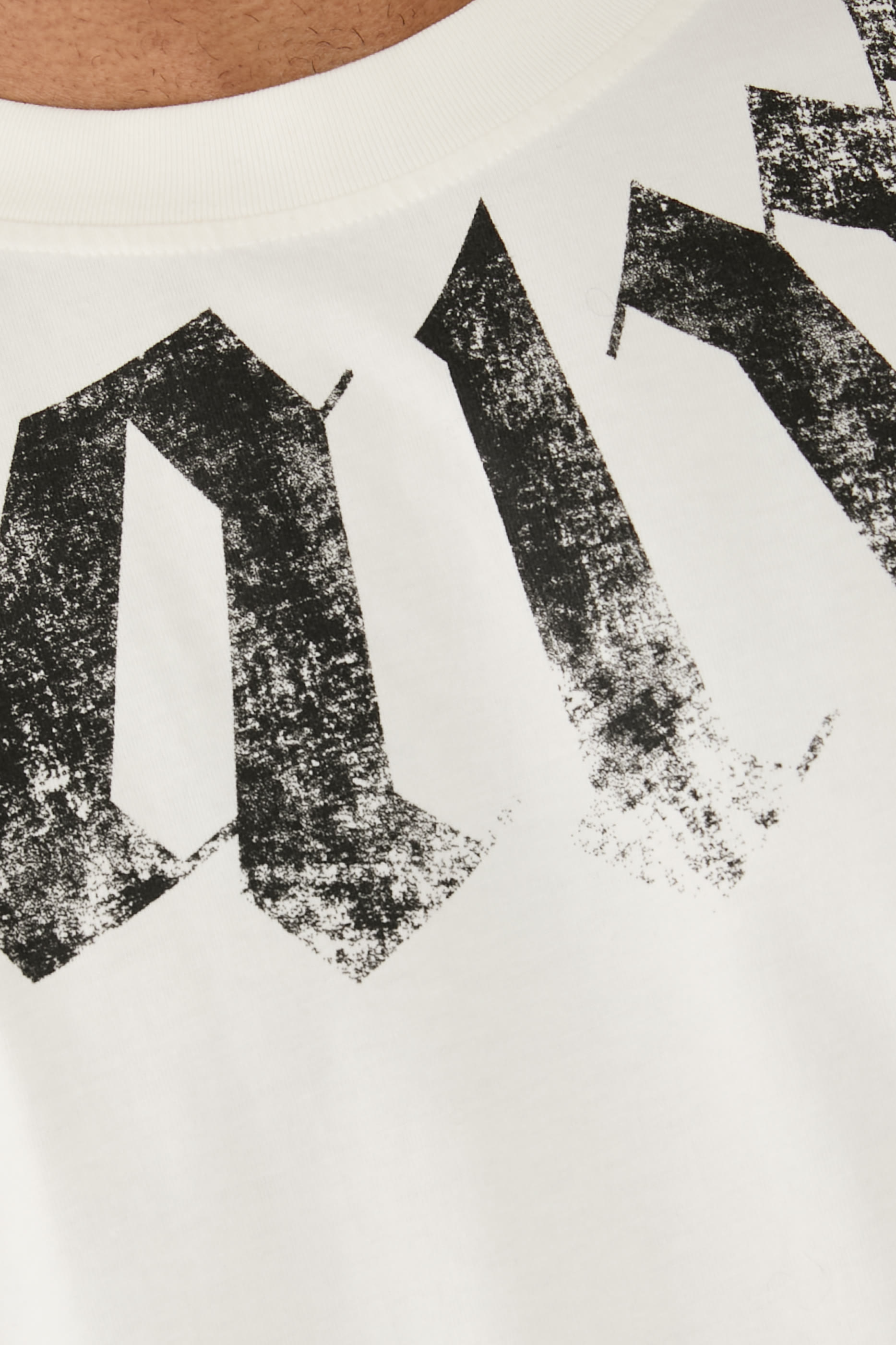 تيشيرت بشعار الماركة بحجم كبير عند الياقة