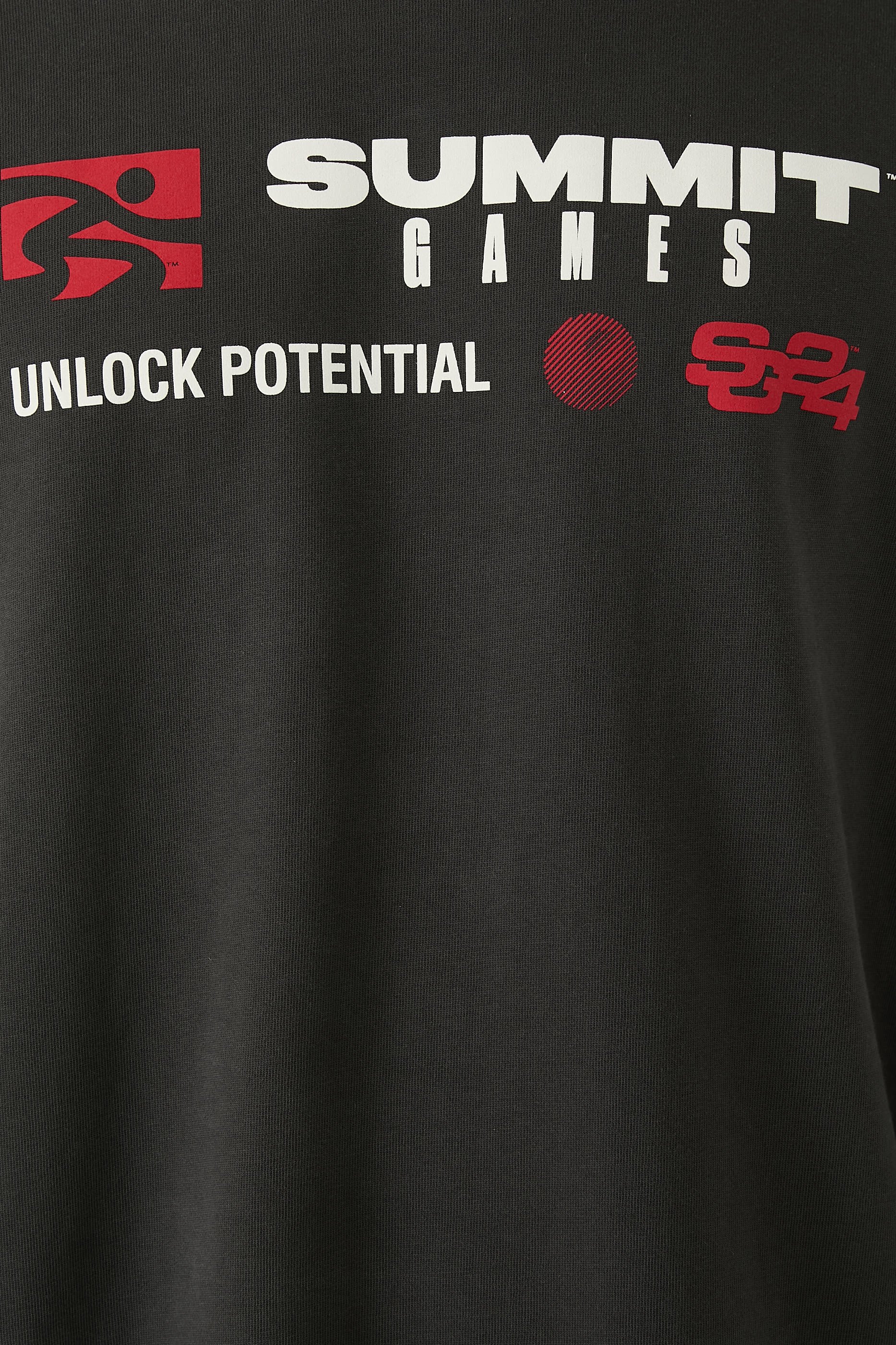 تيشيرت قصير بأكمام طويلة مزين بملصق شعار الماركة