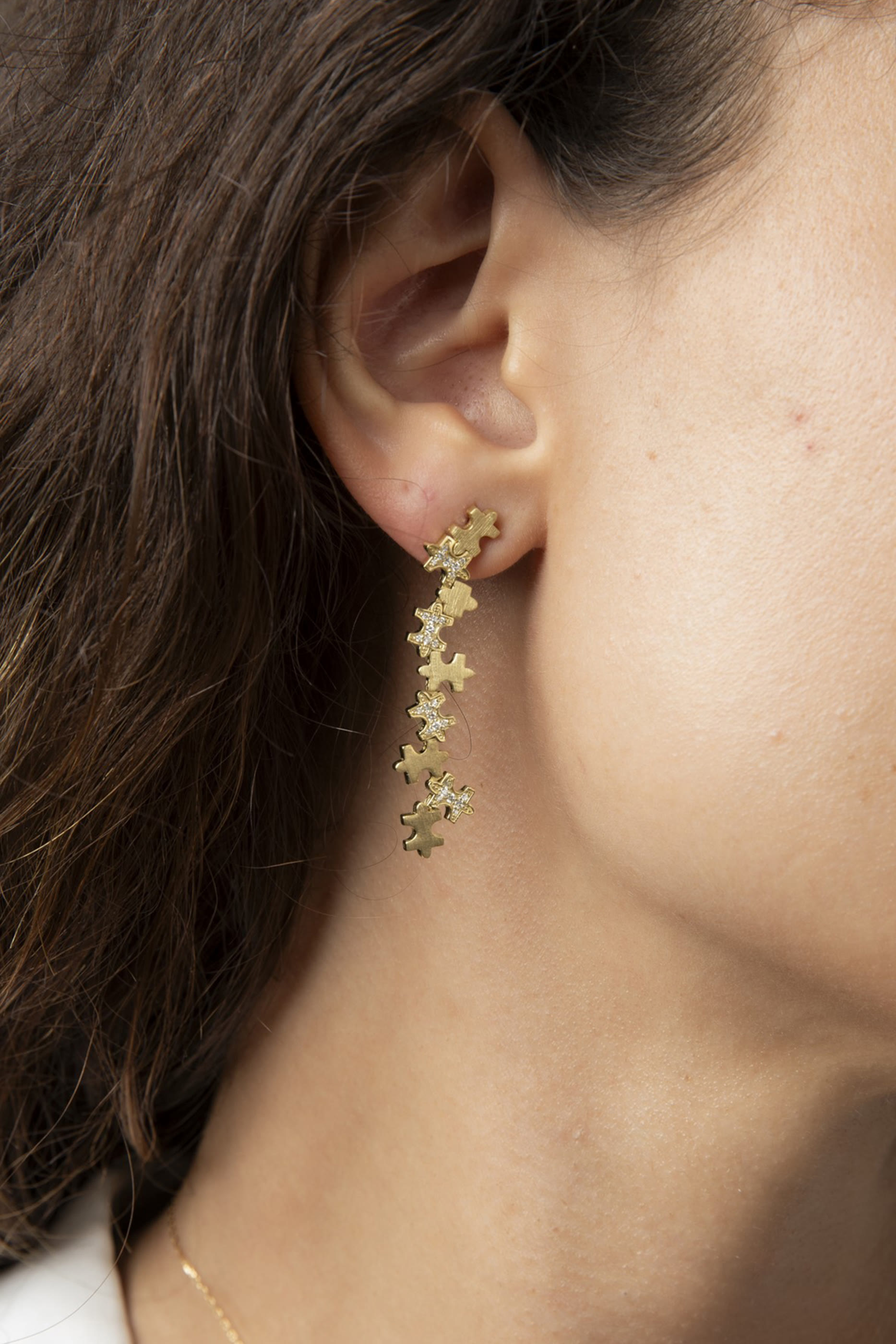 أقراط متدلية بحلي مرصعة بالماس البافيه، ذهب أصفر عيار 18