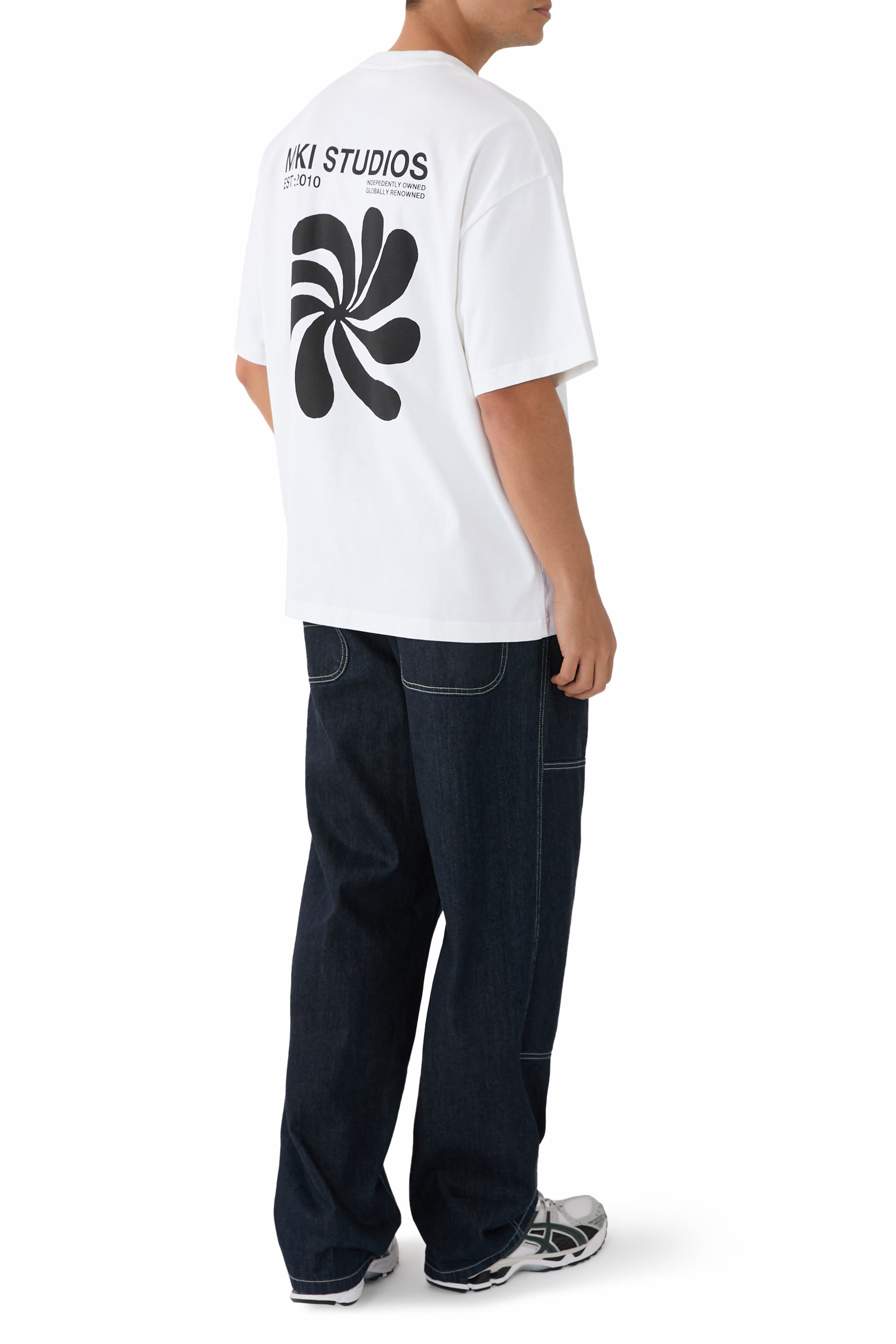 تيشيرت ام كيه اي بنقشة تجريدية