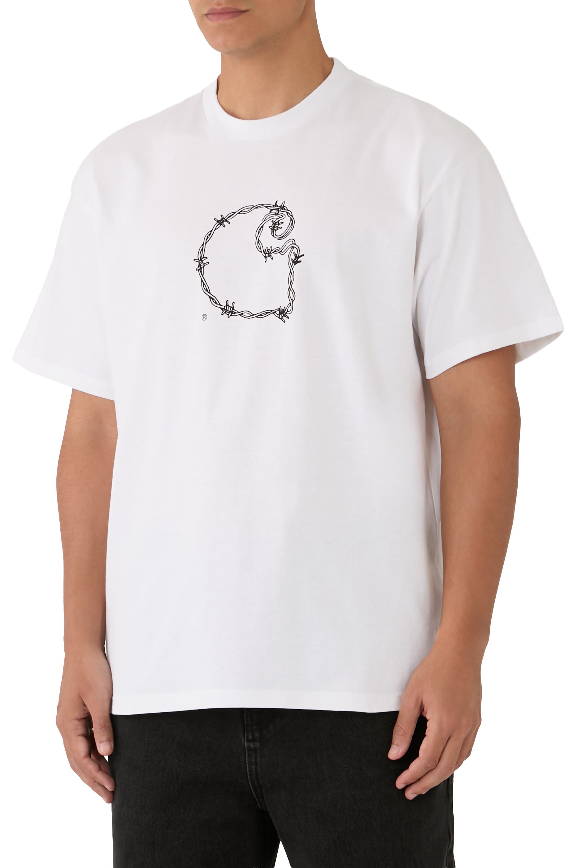 تيشيرت بأكمام قصيرة بطبعة حرف C بأسلاك شائكة