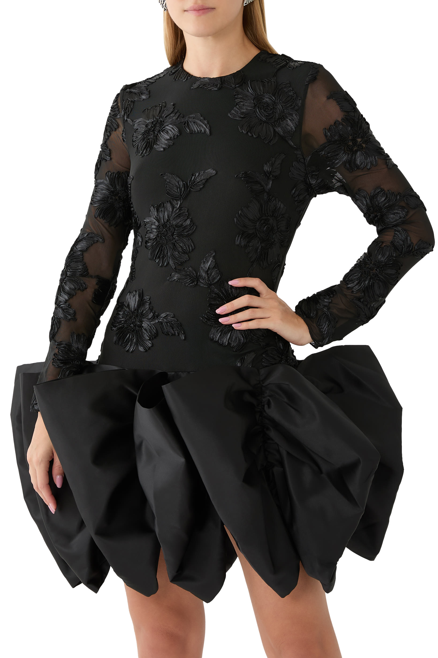 فستان بقصة ضيقة قصيرة