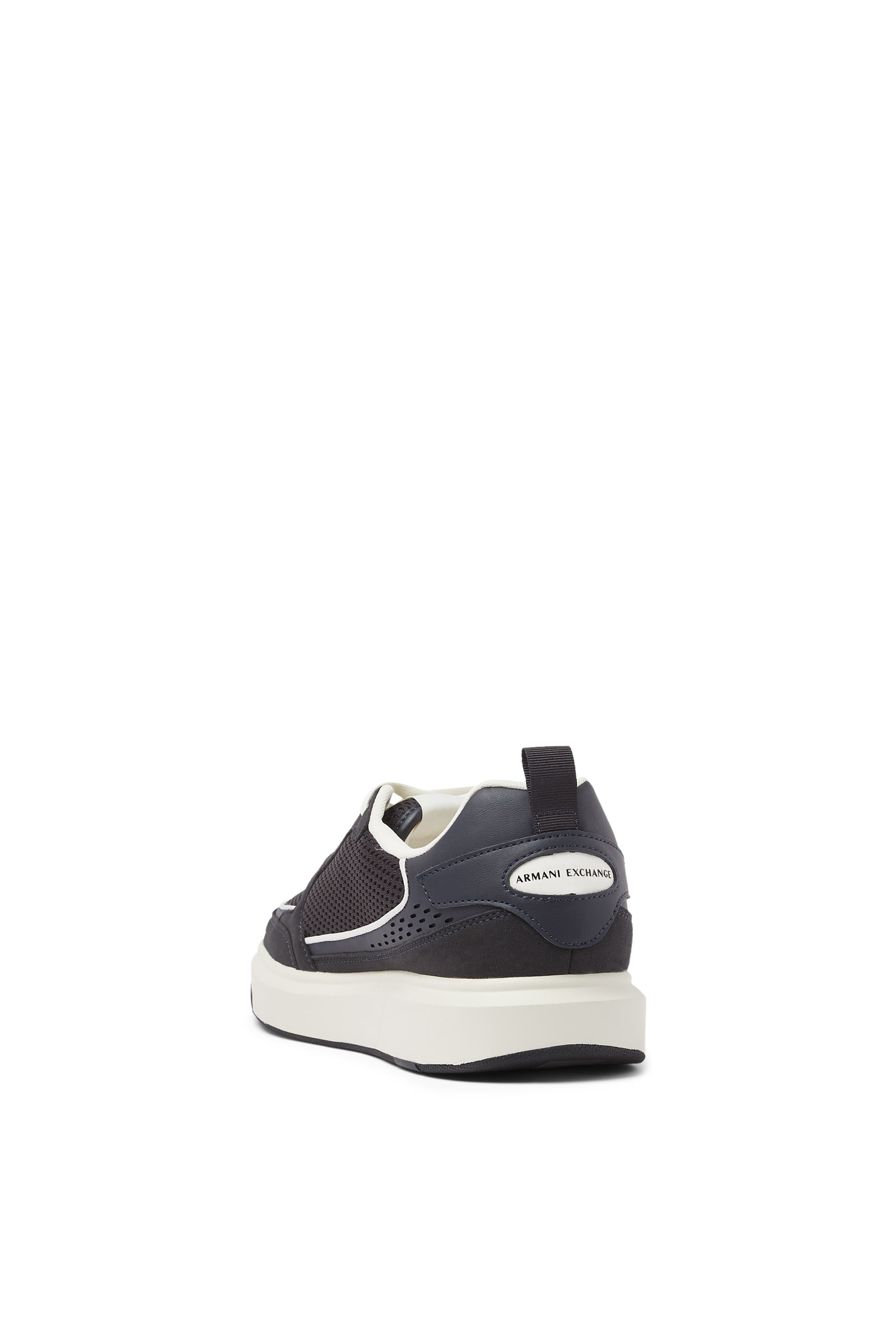 سنيكرز قماش شبكي بشعار الماركة