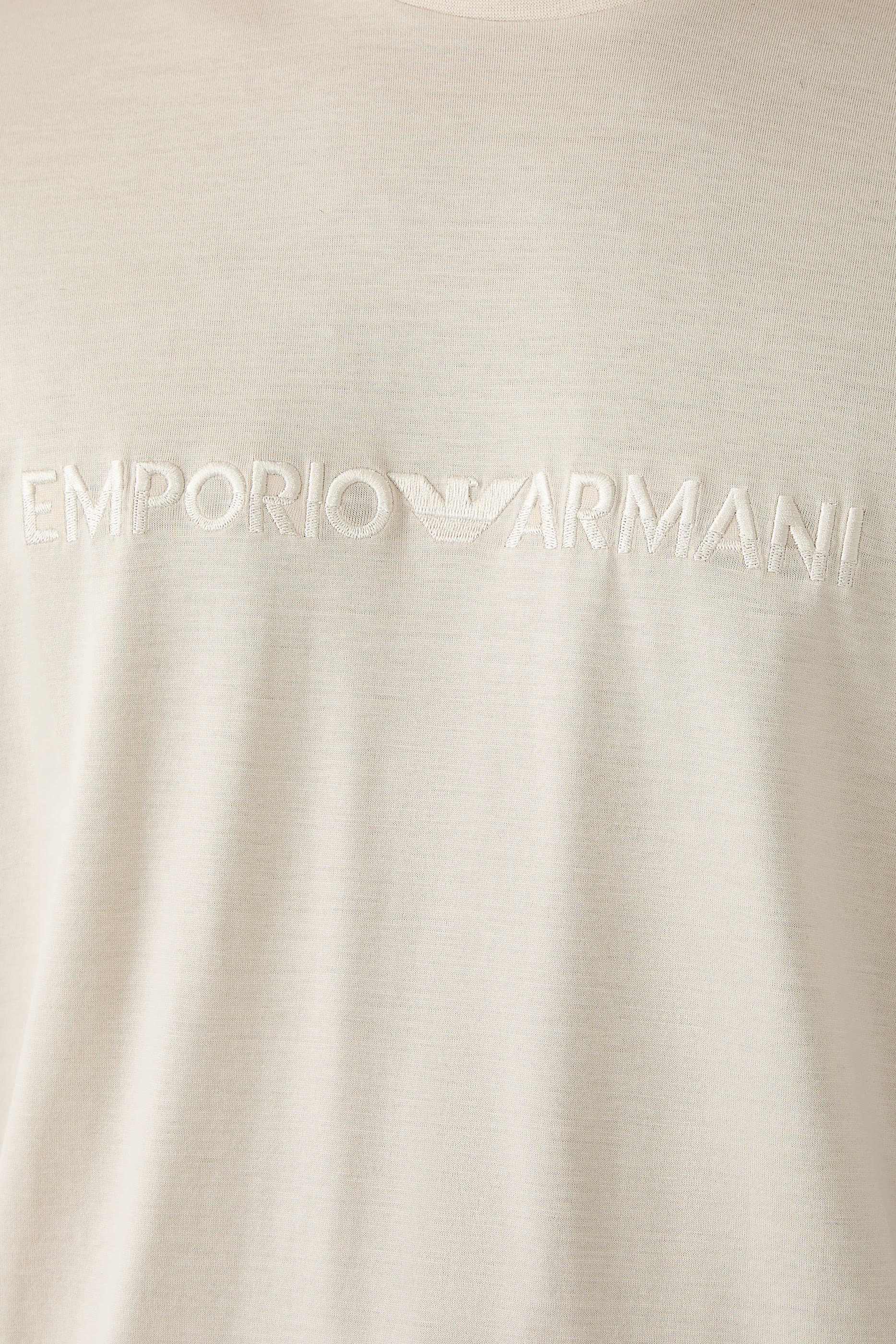 تيشيرت بأكمام قصيرة وشعار الماركة