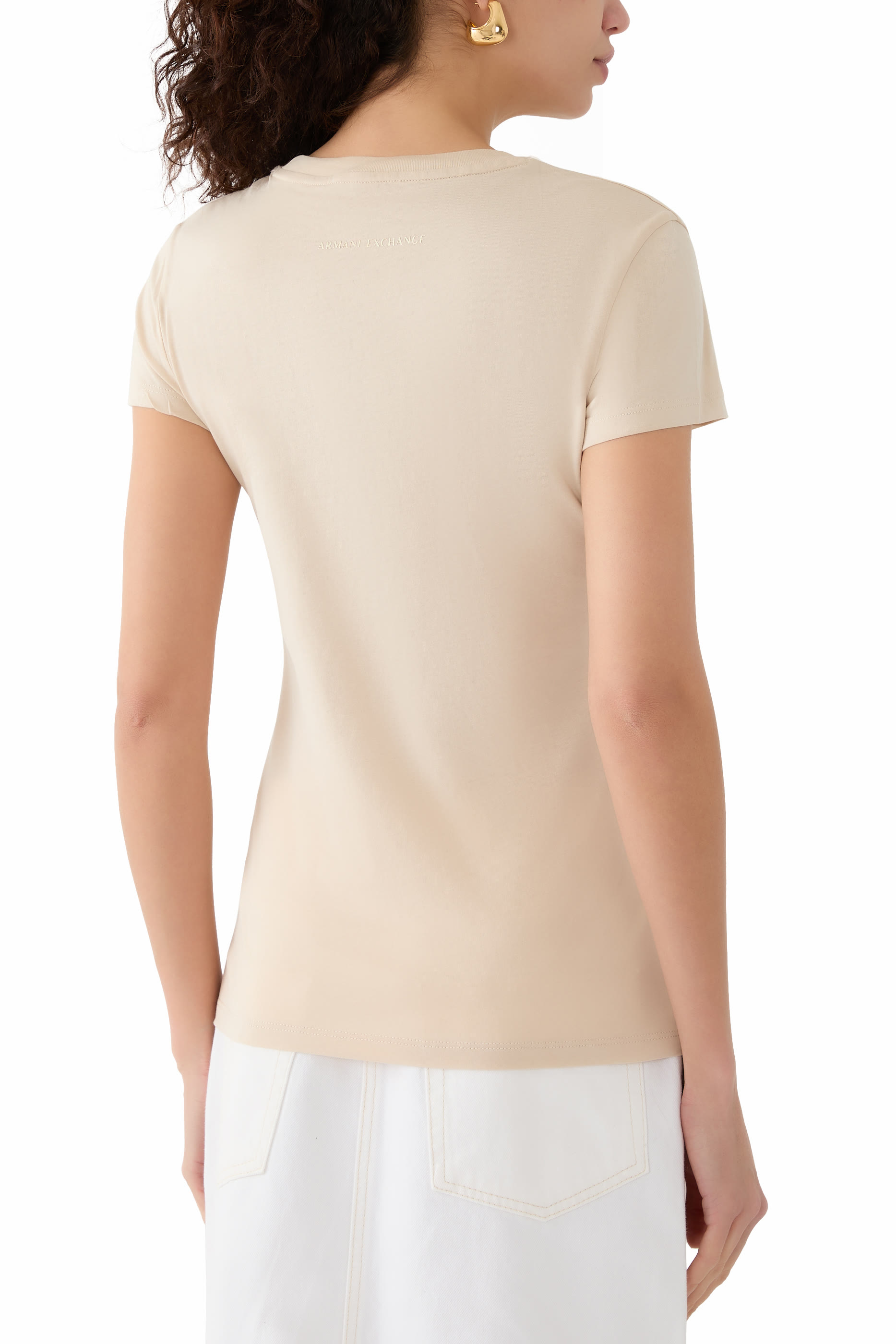 تيشيرت بقصة ضيقة وشعار الماركة