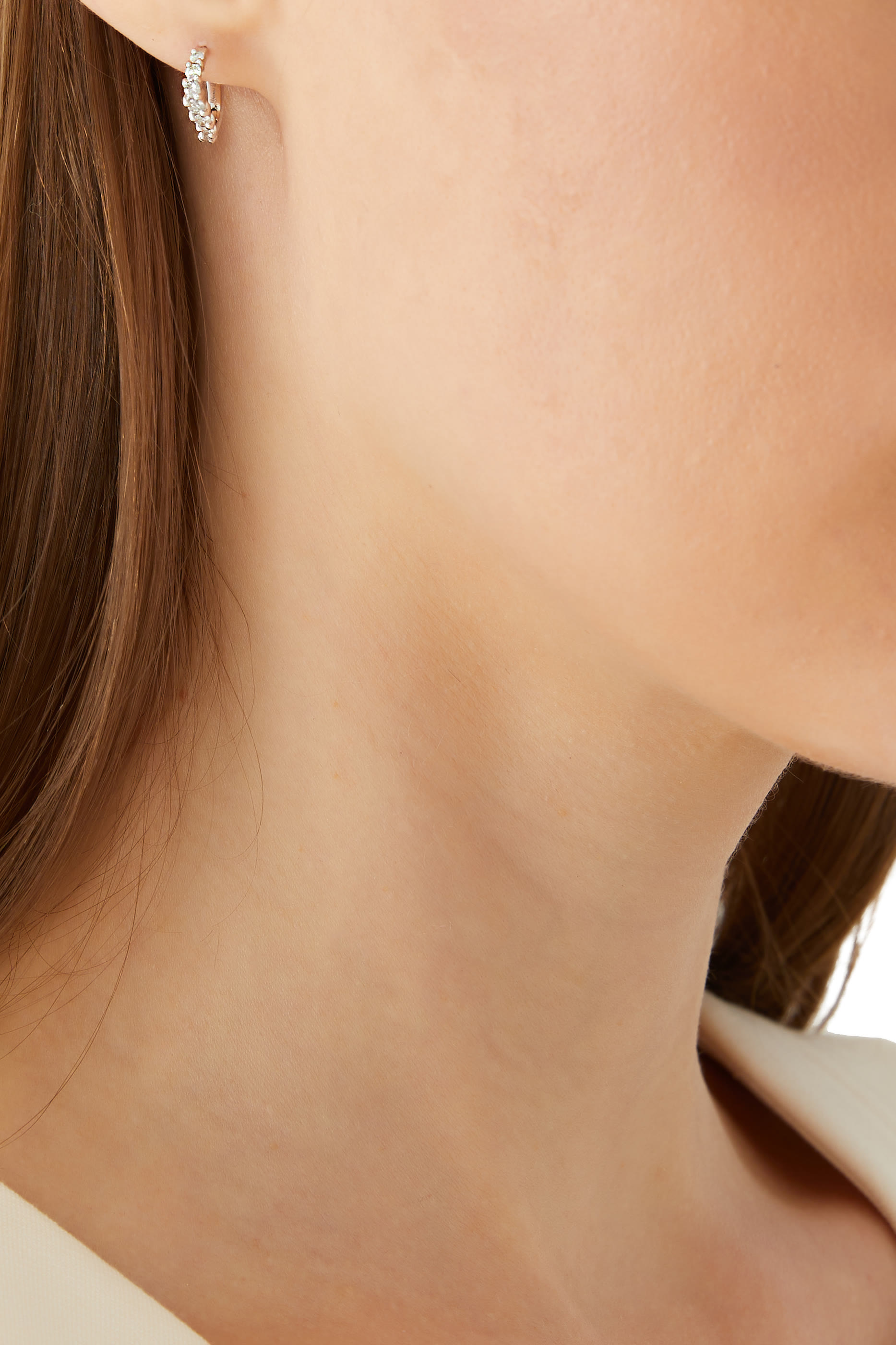 أقراط دائرية مموجة مرصعة بالماس ذهب أبيض عيار 18