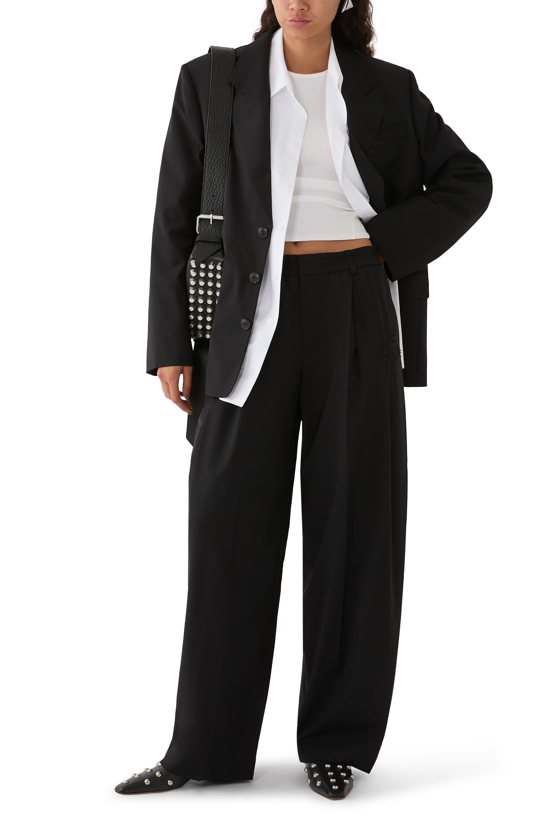 بليزر بقصة فضفاضة وتطريز شعار الماركة