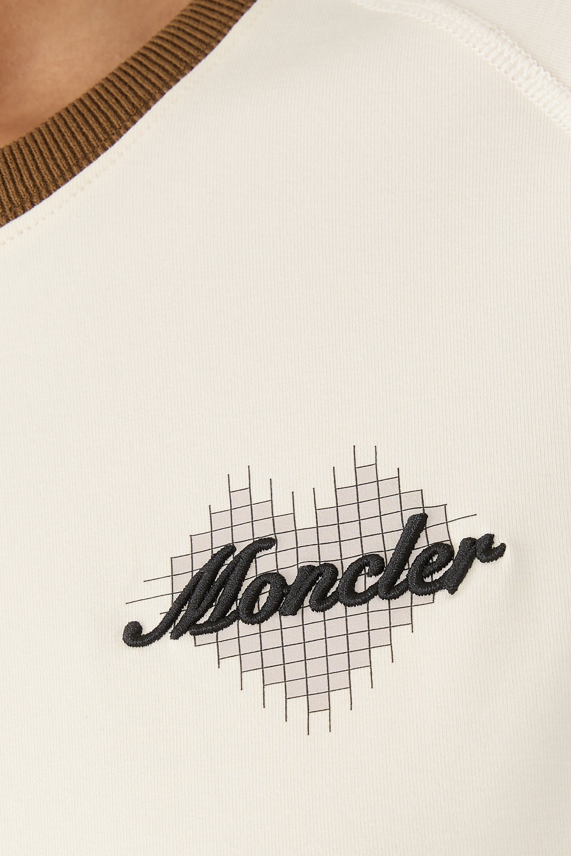 تيشيرت بأكمام قصيرة بشعار الماركة