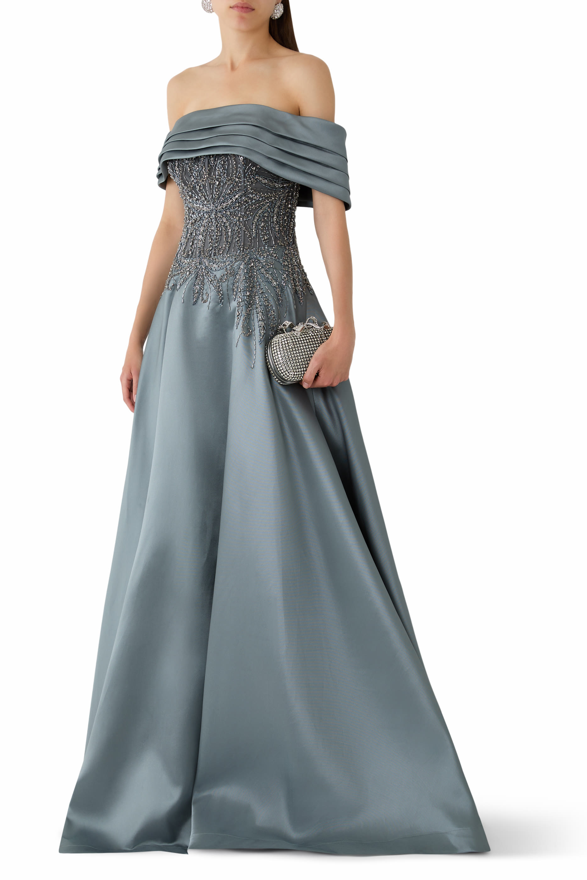 فستان سهرة بأكتاف متساقطة