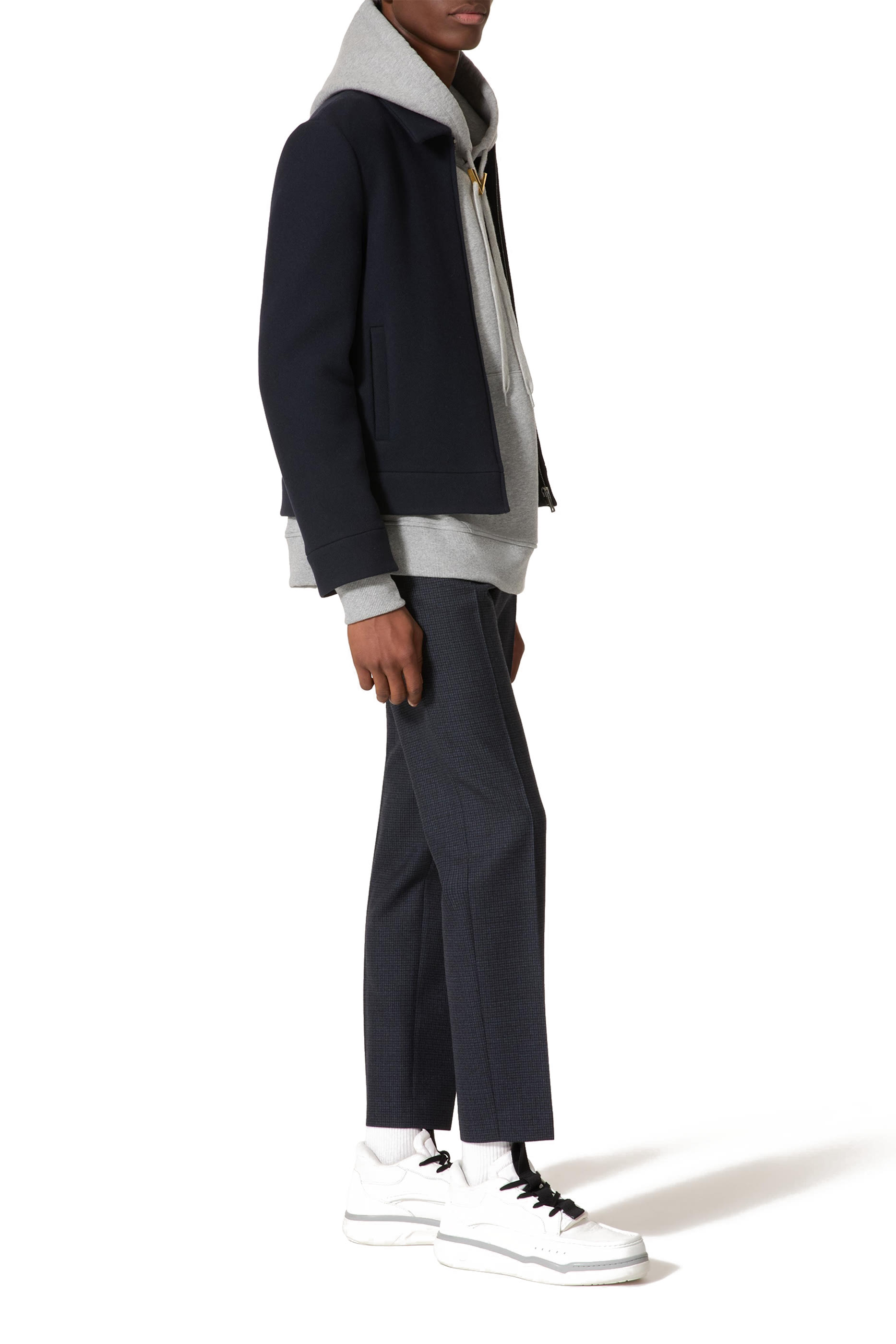 هودي بتفاصيل حرف V