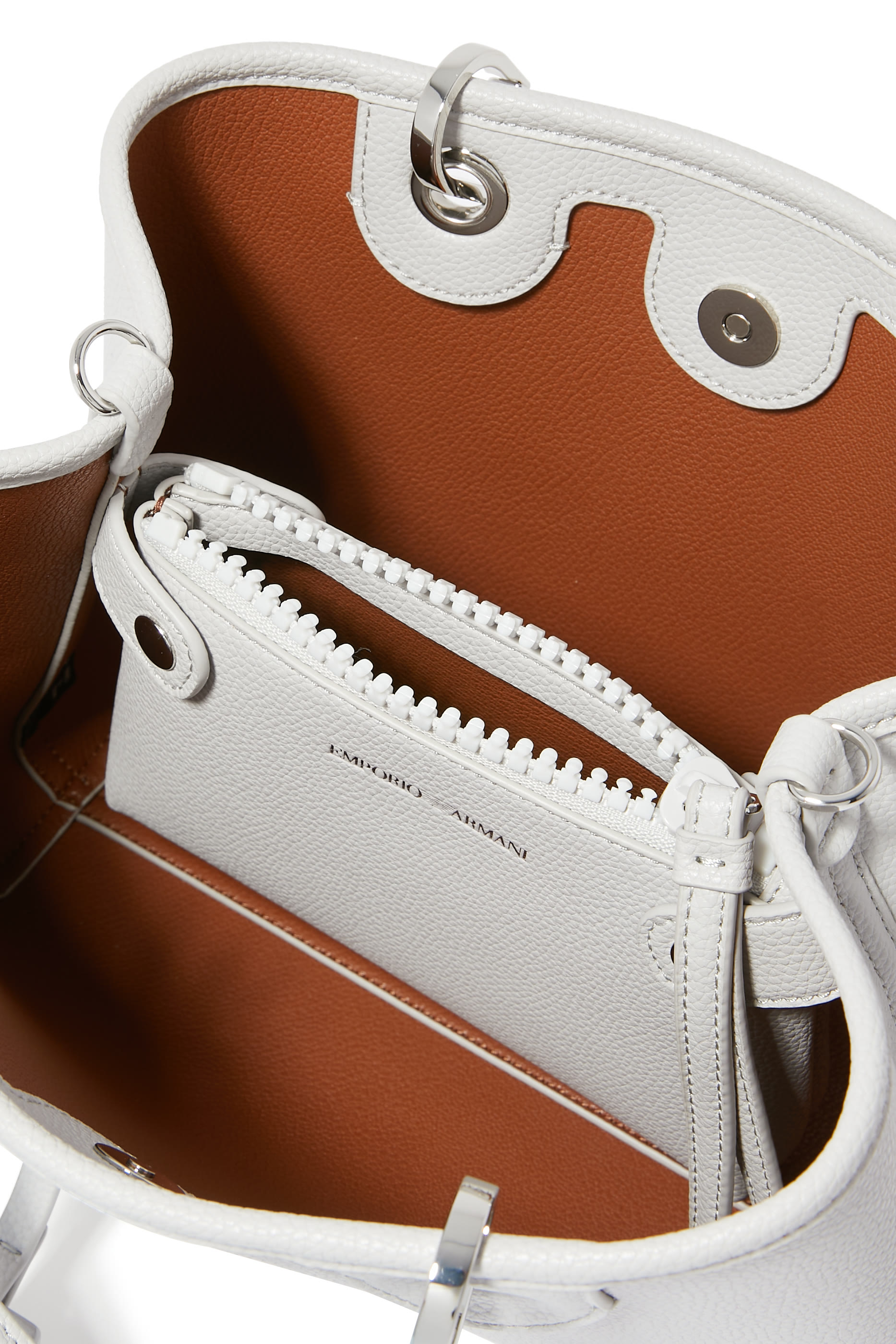 حقيبة يد مزينة بشعار الماركة