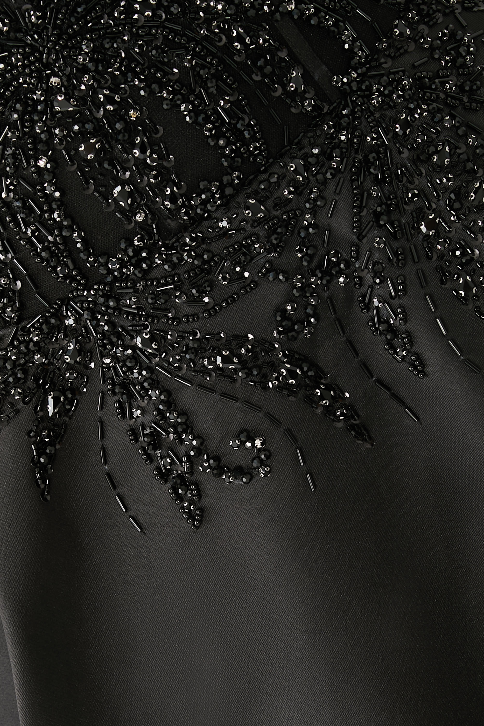 فستان سهرة بأكتاف متساقطة