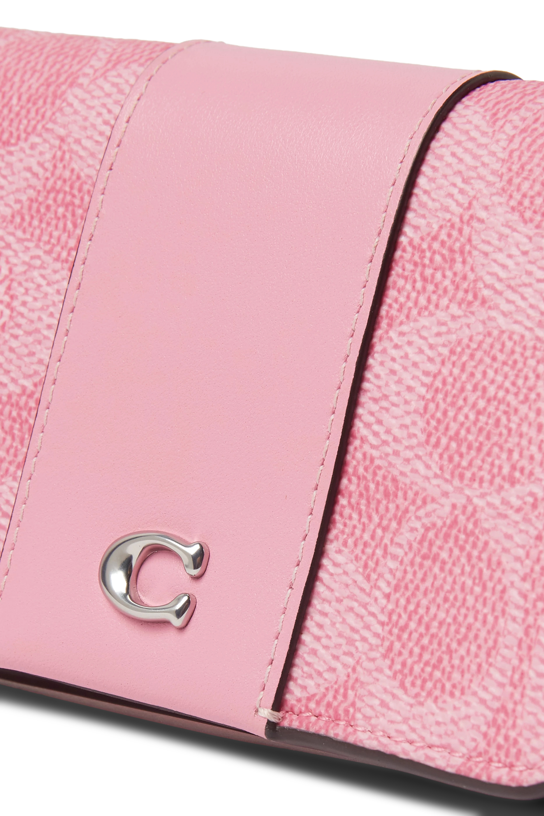 حافظة بطاقات ايسنشال بتصميم رفيع قماش قنب بشعار الماركة