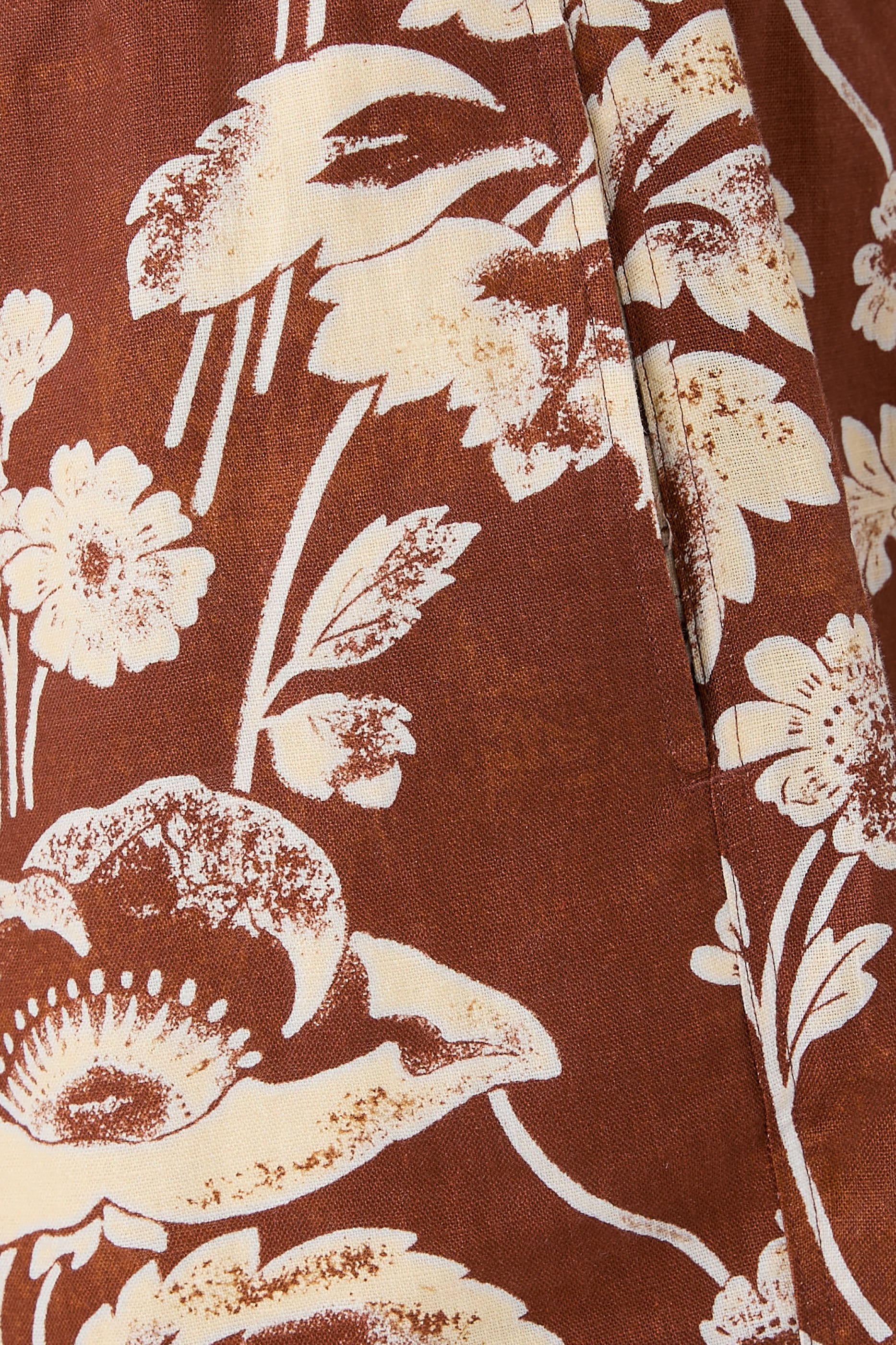 شورت مزين بطبعات زهرة الفاوانيا