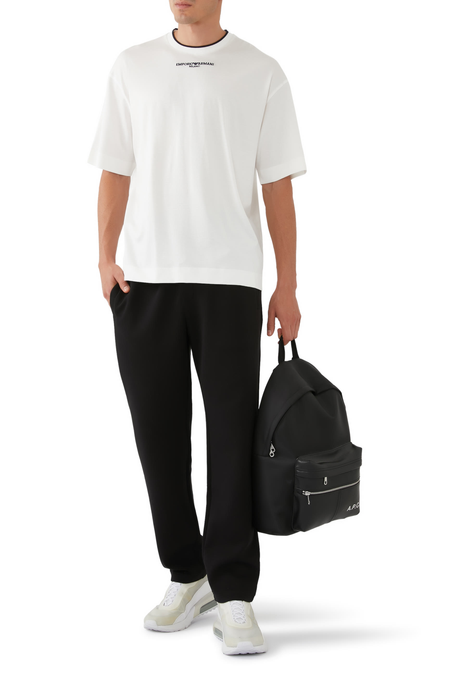 تيشيرت بياقة ضيقة بشعار الماركة