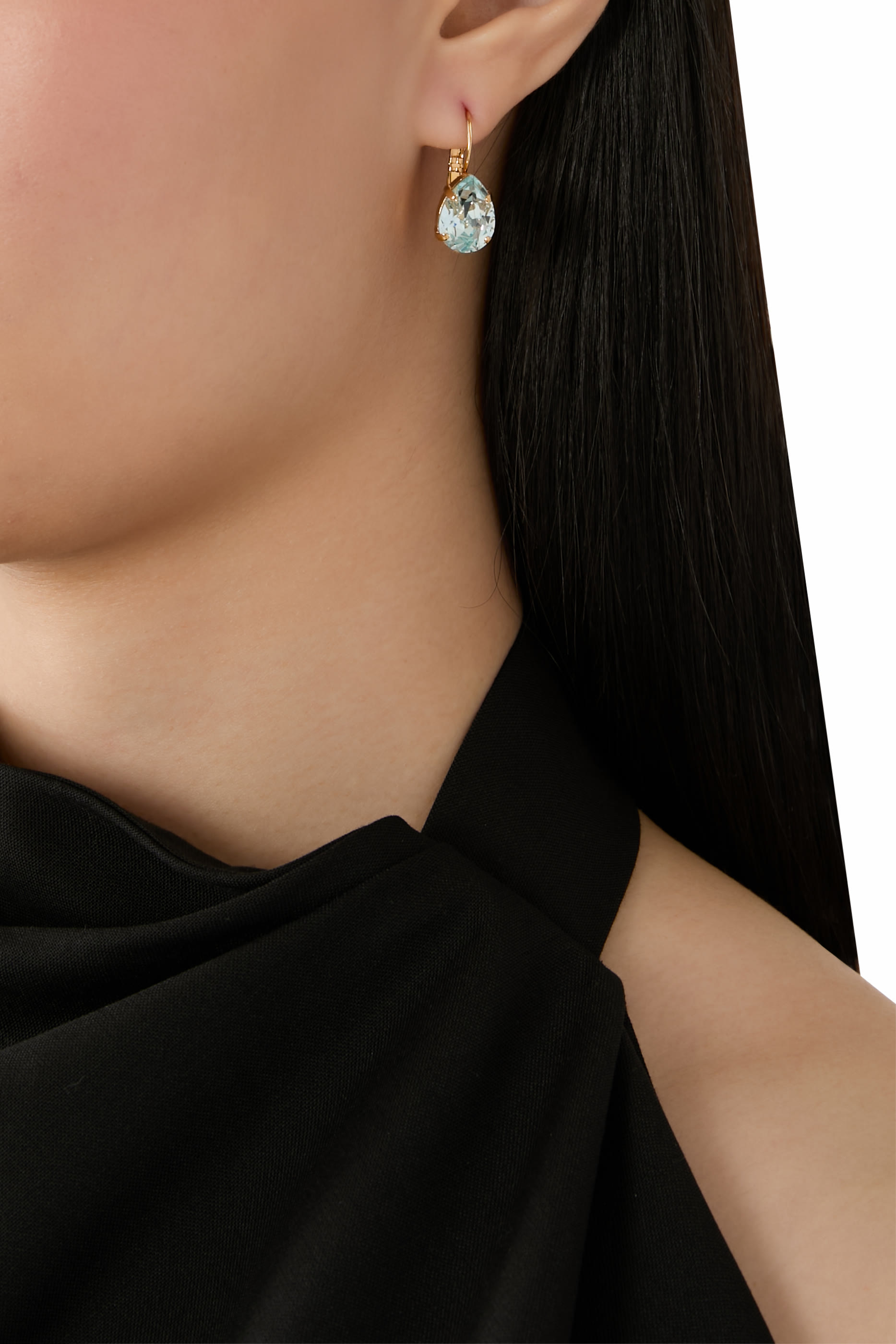 أقراط صغيرة متدلية بمشبك