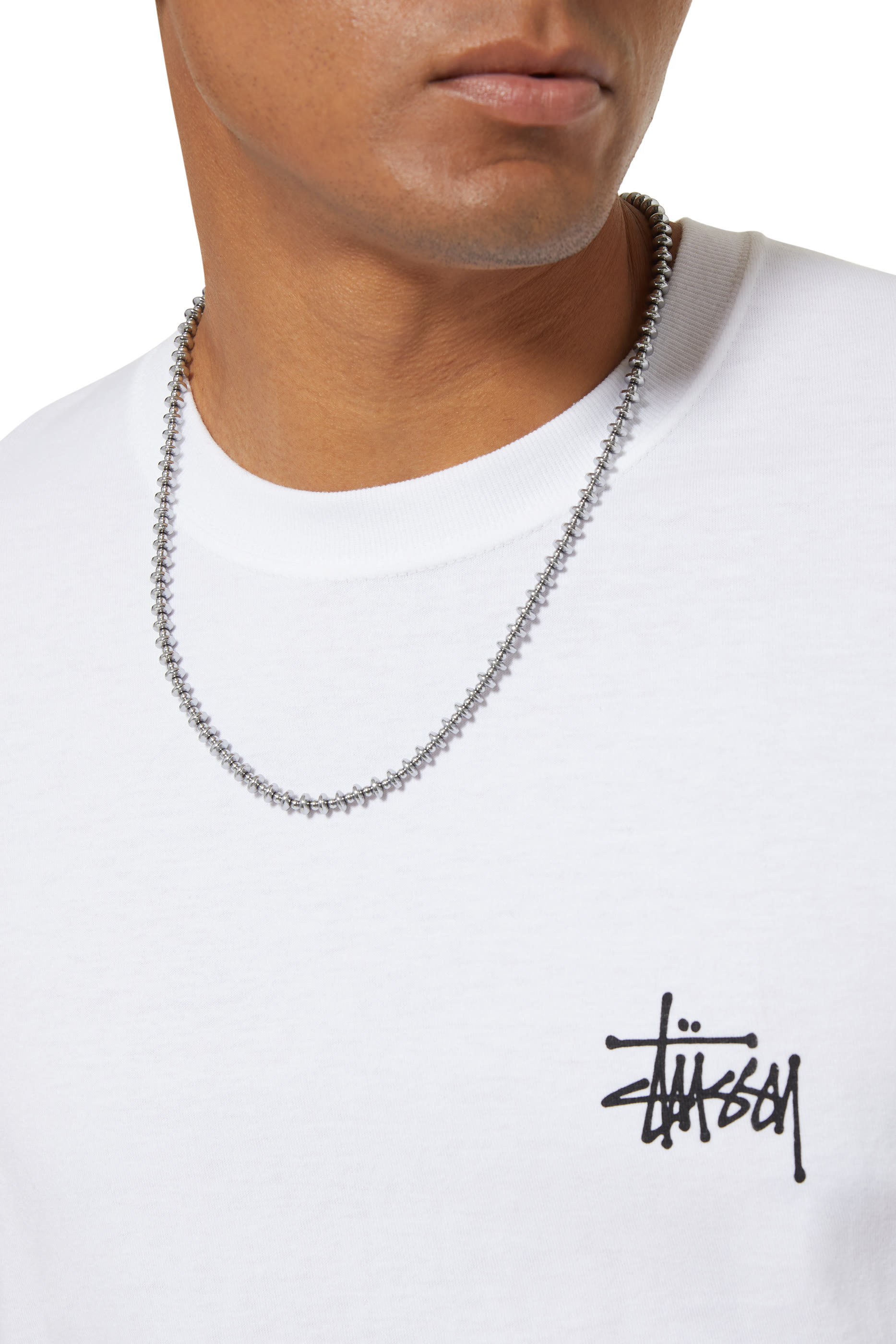 قلادة دائرية مرصعة بخرز هيماتيت