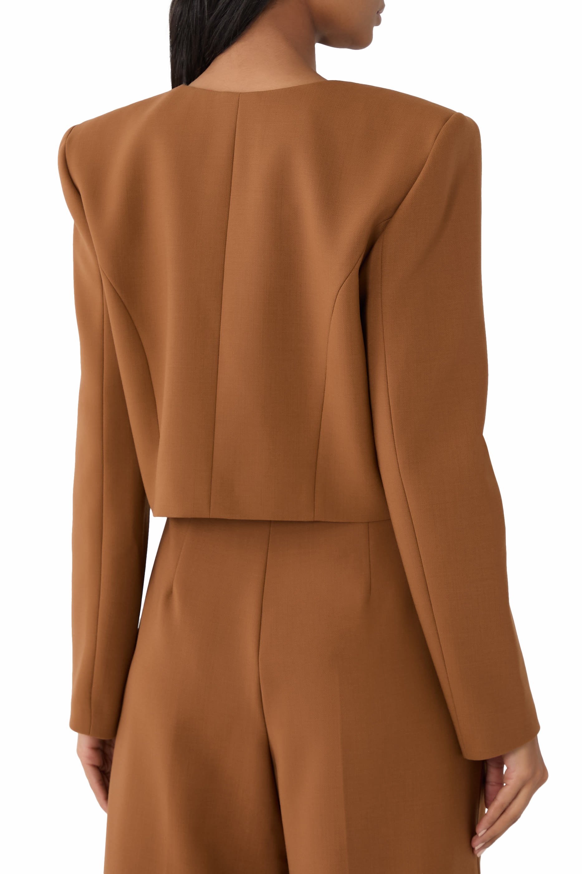 جاكيت قصير بأزرار