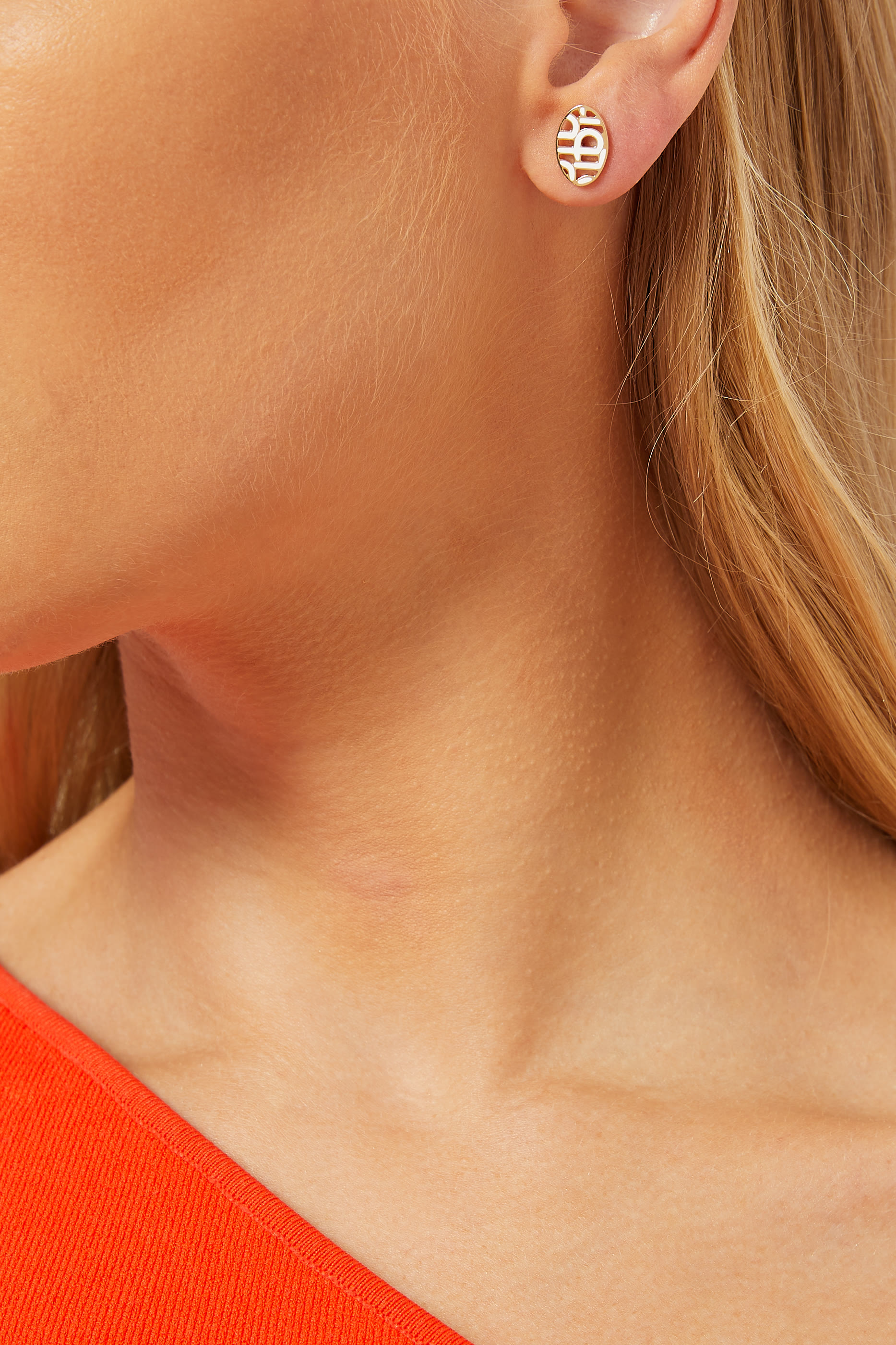 أقراط بيضاوية الشكل بحرف"م"مطلية بمينا