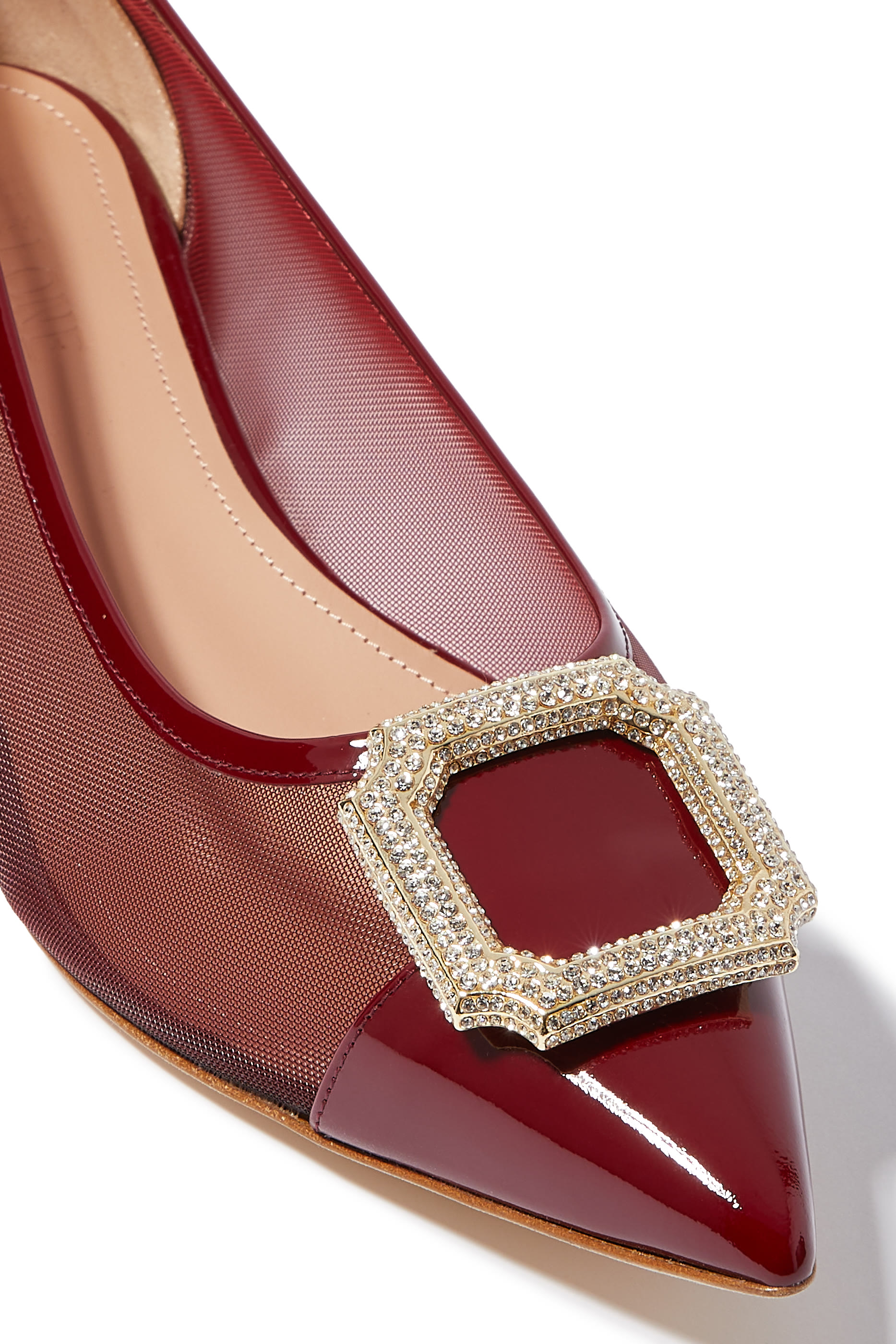 حذاء كلاسيكي بمقدمة مدببة مع كعب مسطح ومشبك مرصع