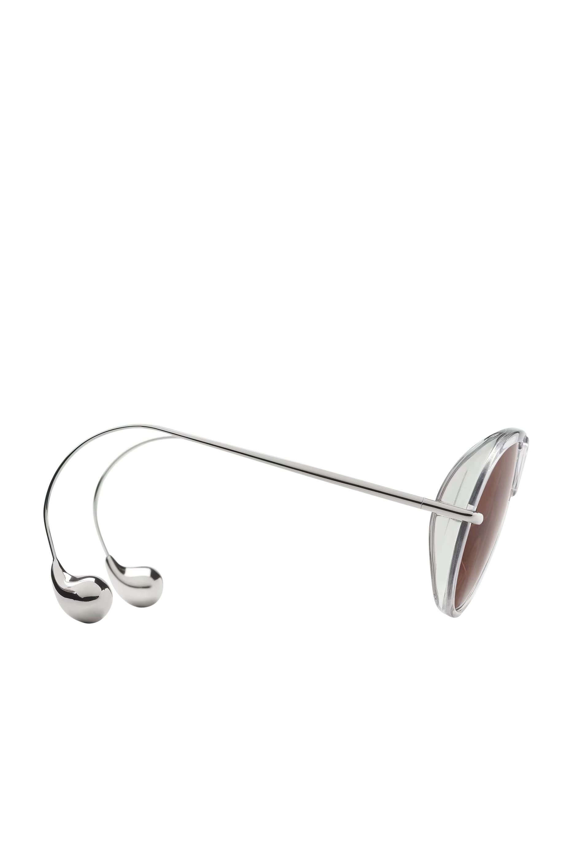 نظارة شمسية أفياتور بتفاصيل متدلية