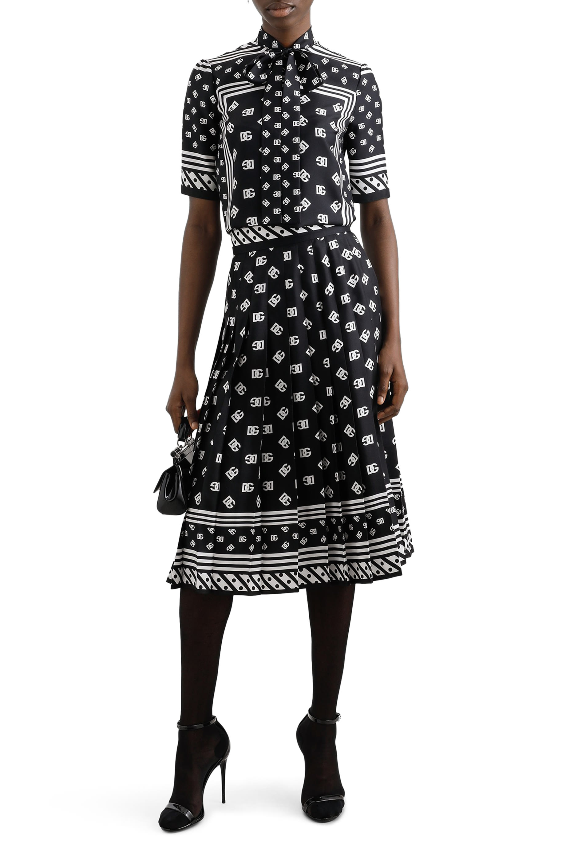 بلوزة بأكمام قصيرة وشعار الماركة حرير