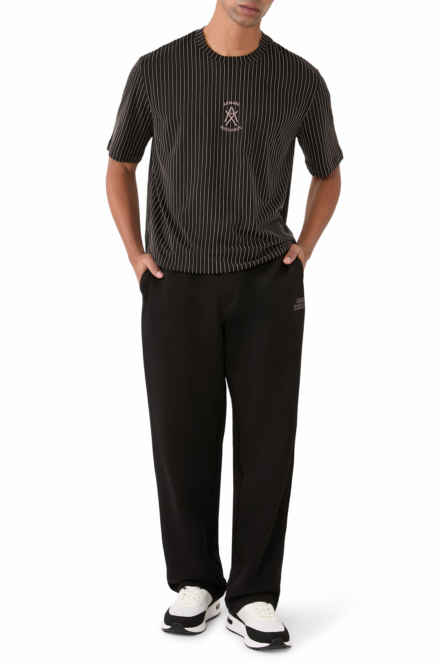 تيشيرت بنقشة خطوط وشعار الماركة