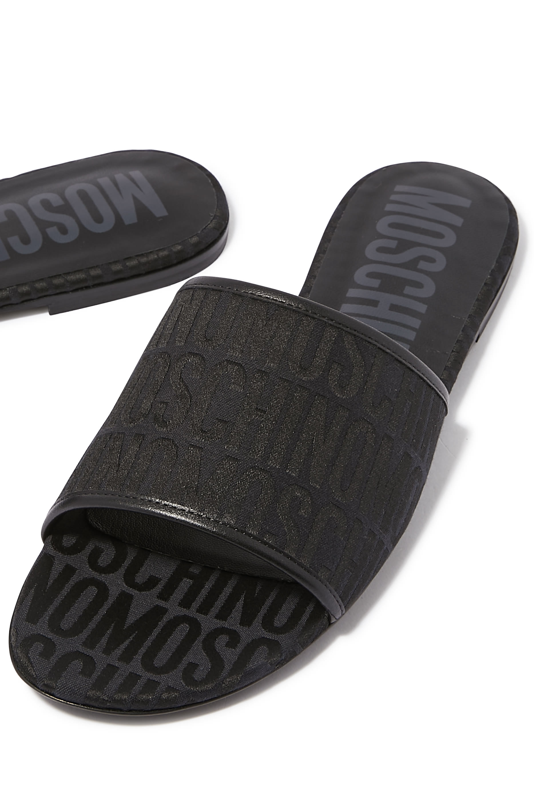 حذاء خفيف بتصيم سهل الإرتداء وشعار الماركة