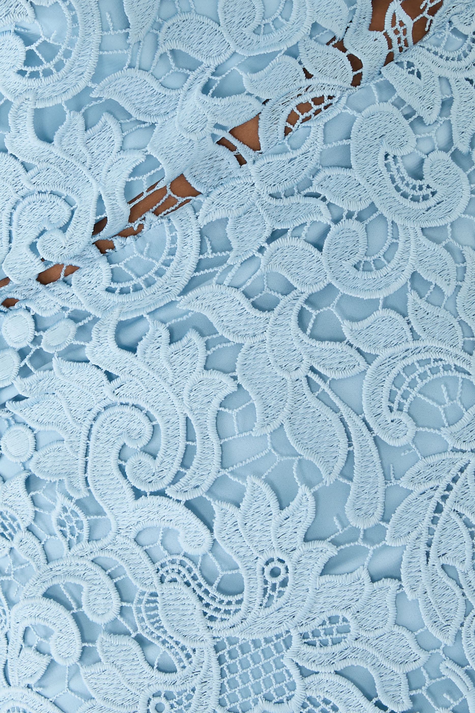 فستان كلوفر بظهر مفتوح وقصة متوسطة الطول دانتيل