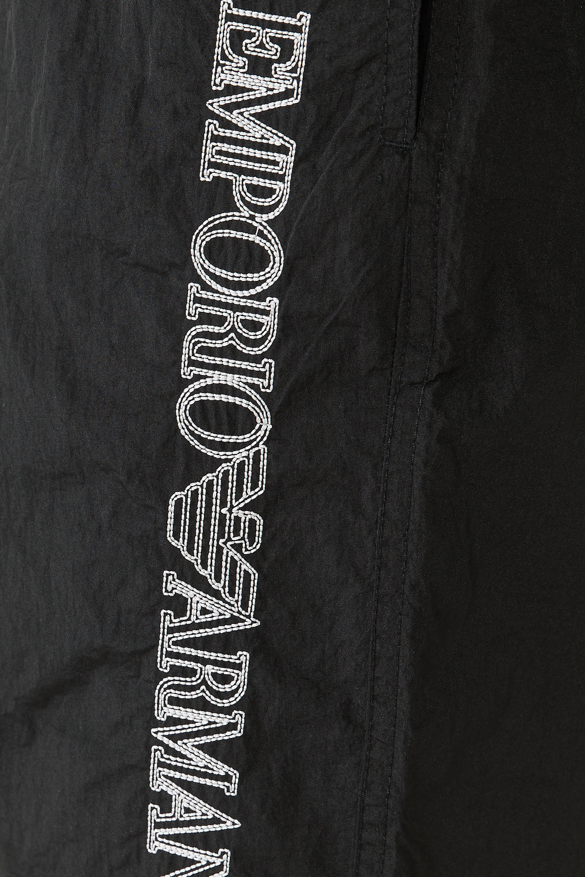 شورت سباحة بشعار الماركة