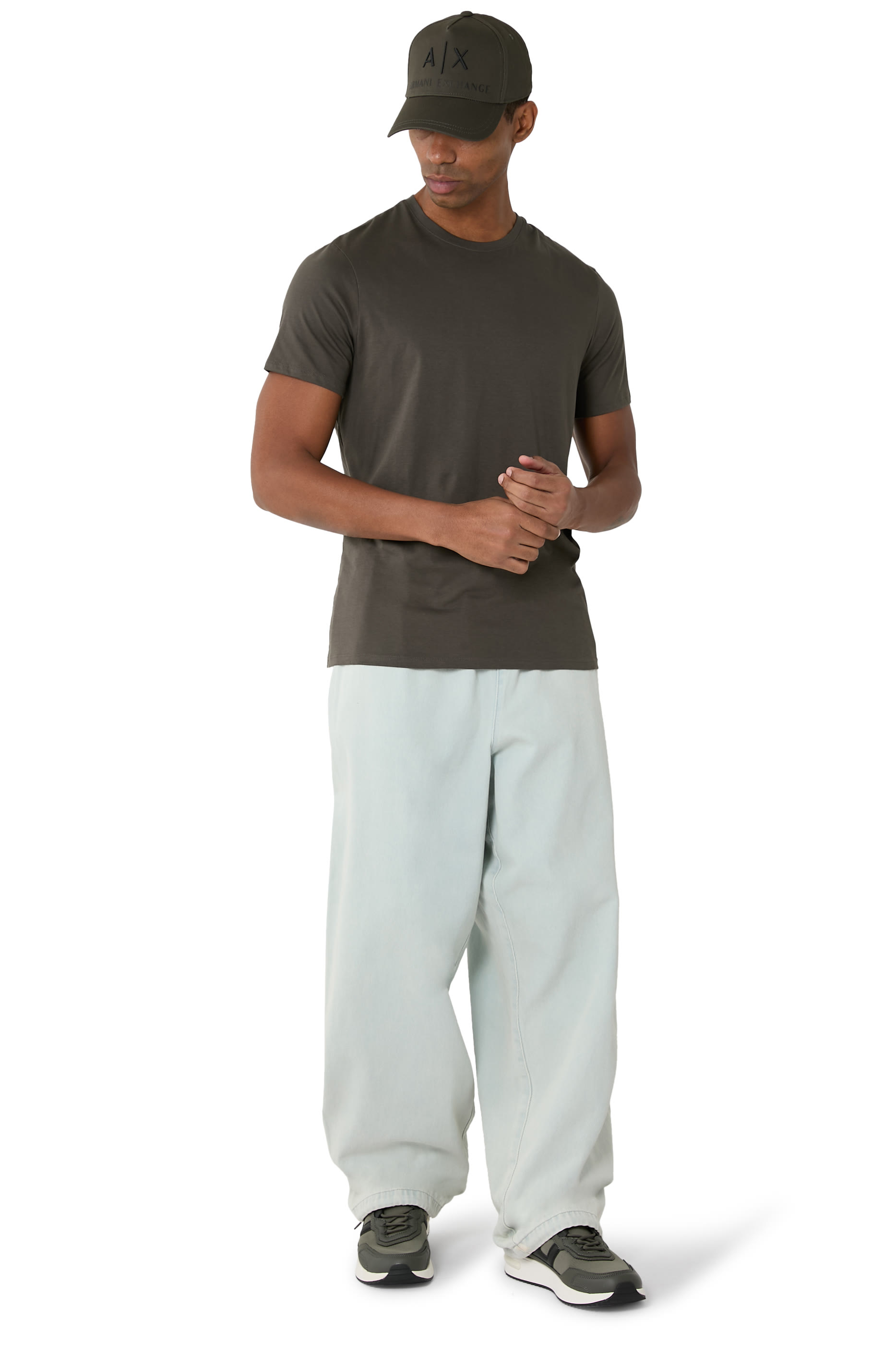 سنيكرز بكاحل منخفض وتفاصيل بلون متباين