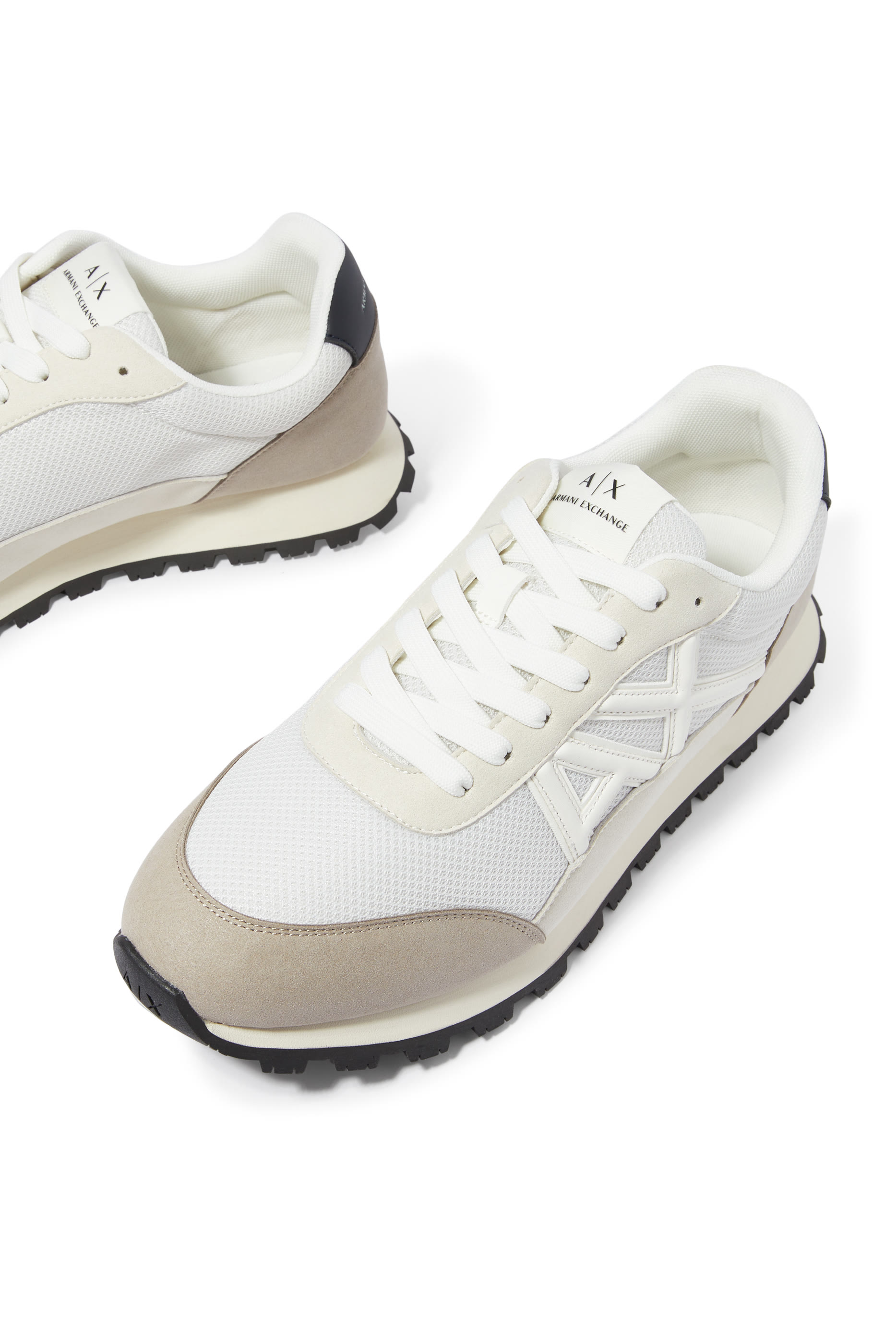 سنيكرز برباط وتفاصيل شعار الماركة